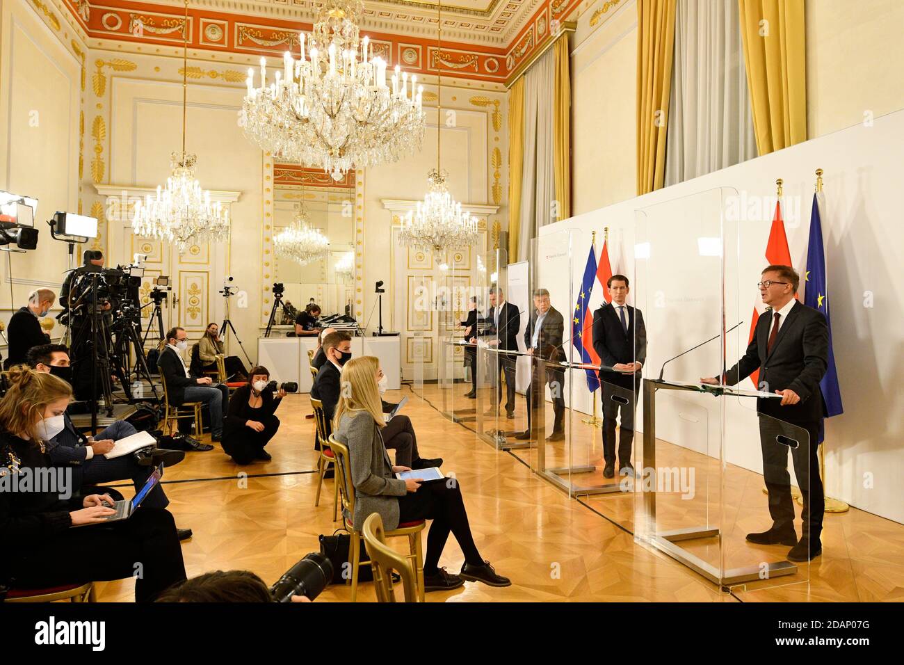 Vienne, Autriche. 14th novembre 2020. Conférence de presse du Gouvernement fédéral autrichien. La vie publique en Autriche doit être fermée davantage. Samedi, 14 novembre 2020, le gouvernement a annoncé un nouveau resserrement des mesures. À compter de la semaine prochaine, le magasin devrait fermer comme lors du premier confinement au printemps. L'Autriche est déjà dans un isolement partiel : les bars et les restaurants sont fermés. Il y a une restriction de sortie de nuit entre 8 h et 6 h. Les images de L à R Karl Nehammer (ÖVP), Werner Kogler (les Verts), Sebastian Kurz (ÖVP) et Rudolf Anschober (les Verts). Franz PERC / Alamy Live News Banque D'Images