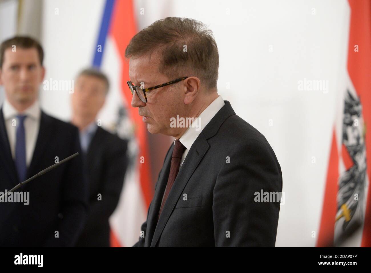 Vienne, Autriche. 14th novembre 2020. Conférence de presse du Gouvernement fédéral autrichien. La vie publique en Autriche doit être fermée davantage. Samedi, 14 novembre 2020, le gouvernement a annoncé un nouveau resserrement des mesures. À compter de la semaine prochaine, le magasin devrait fermer comme lors du premier confinement au printemps. L'Autriche est déjà dans un isolement partiel : les bars et les restaurants sont fermés. Il y a une restriction de sortie de nuit entre 8 h et 6 h. La photo montre le ministre de la Santé Rudolf Anschober (les Verts). Franz PERC / Alamy Live News Banque D'Images