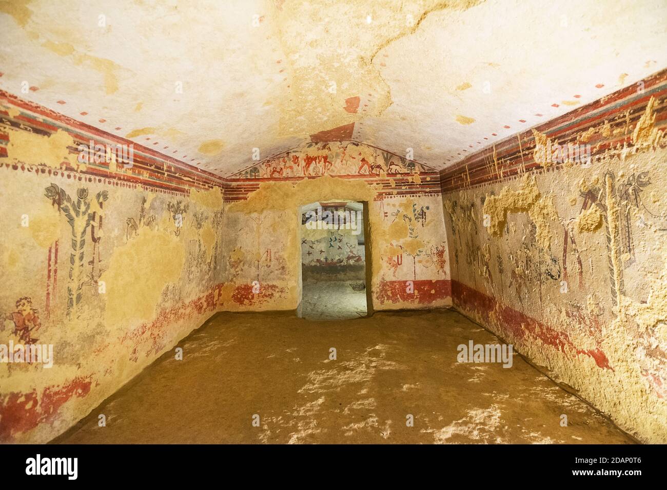 Tarquinia, Italie - 18 septembre 2020 : intérieur d'un tombeau étrusque typique avec des fresques, sans personne Banque D'Images