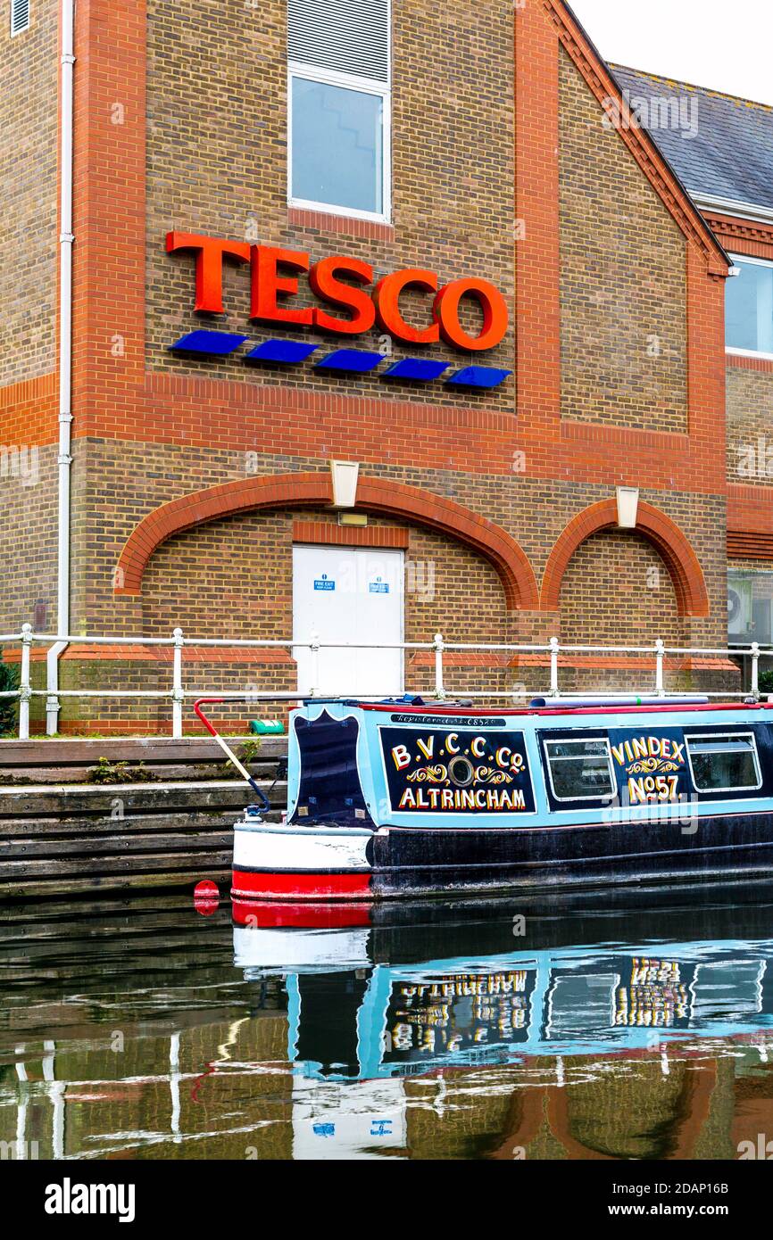 Zone d'amarrage pour les clients de barges et de bateaux à moteur Tesco Superstore sur le canal Grand Union à Rickmansworth, dans la vallée de Colne, au Royaume-Uni Banque D'Images