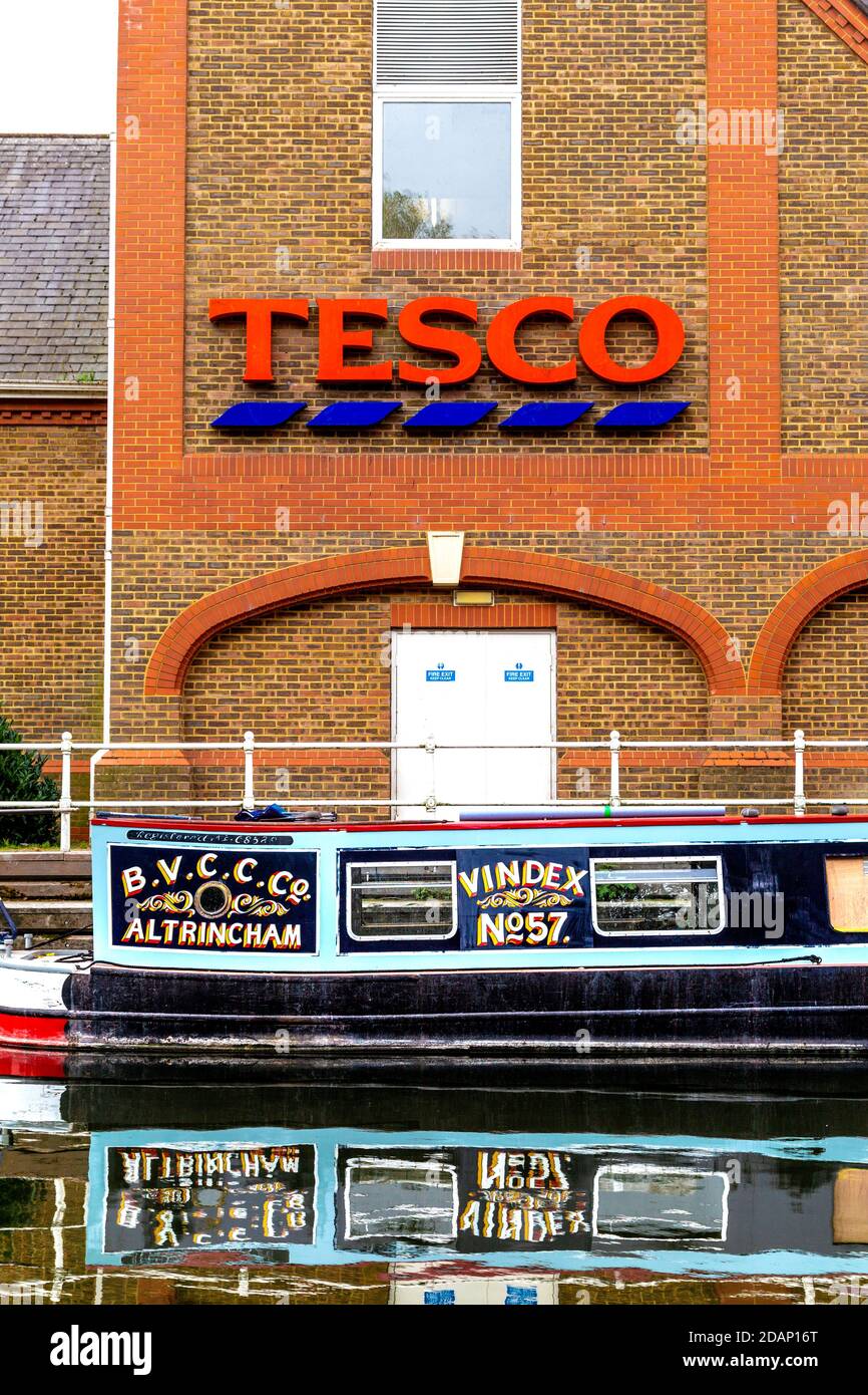 Zone d'amarrage pour les clients de barges et de bateaux à moteur Tesco Superstore sur le canal Grand Union à Rickmansworth, dans la vallée de Colne, au Royaume-Uni Banque D'Images