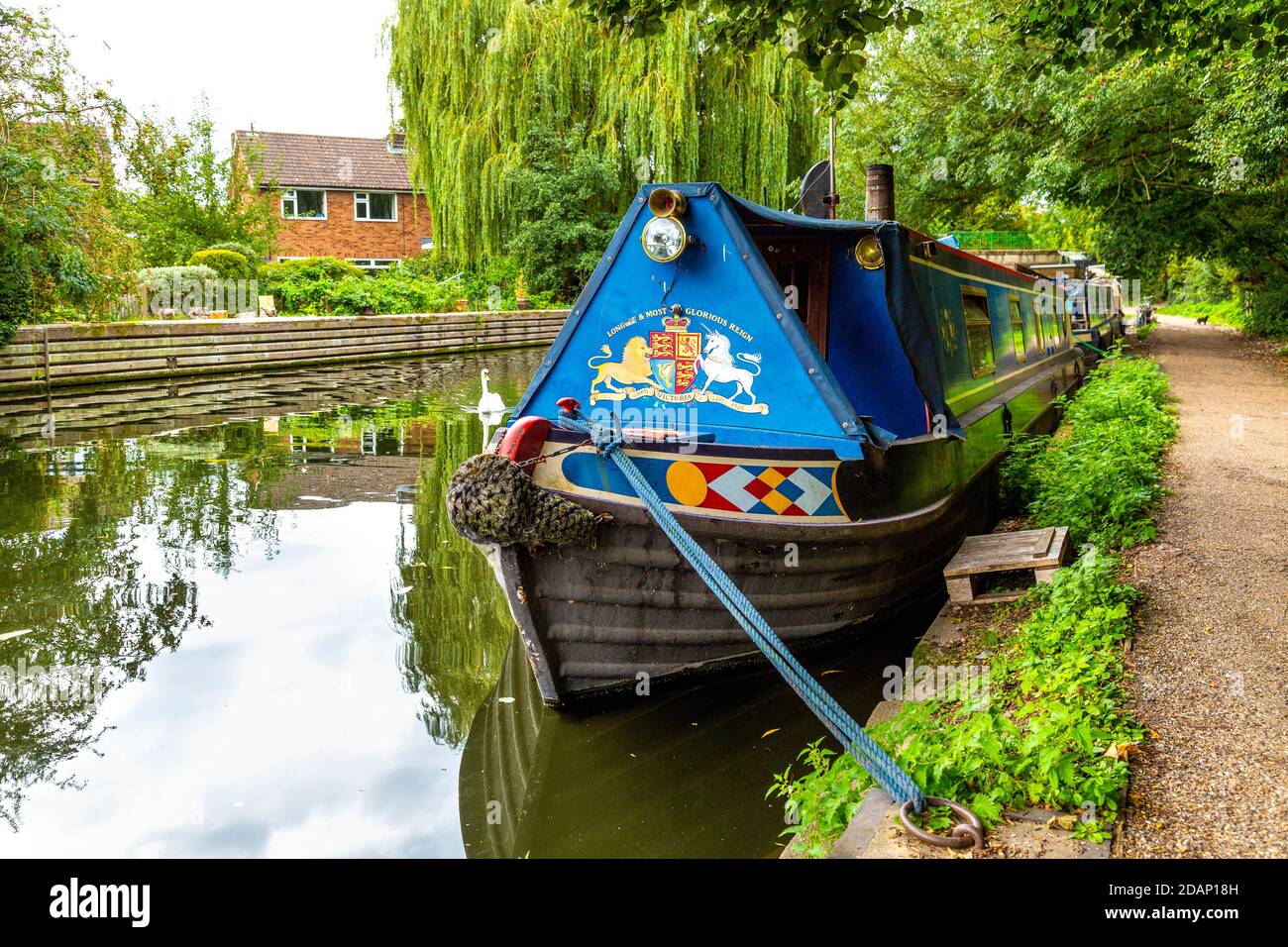 Blue houseboat décoré dans le style des roses folkloriques et des châteaux amarré sur le Grand Union Canal, Colne Valley, Rickmansworth, Royaume-Uni Banque D'Images