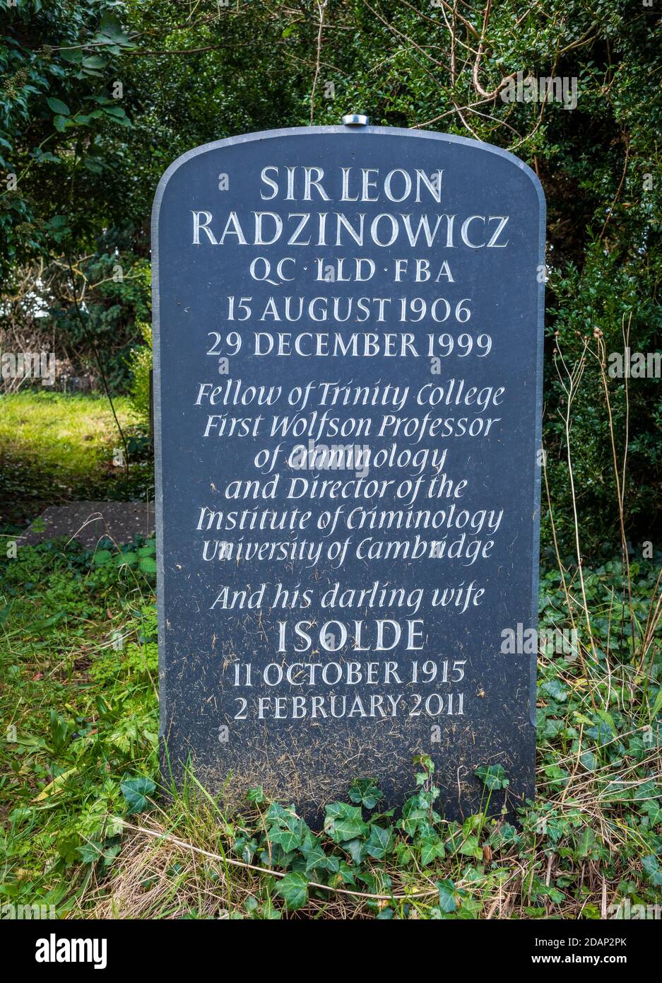 Sir Leon Radzinowicz pierre tombale à l'Ascension Burial Ground Cambridge. Radzinowicz, 1906-1999, premier directeur de l'Institut de crimininologie de Cambridge. Banque D'Images