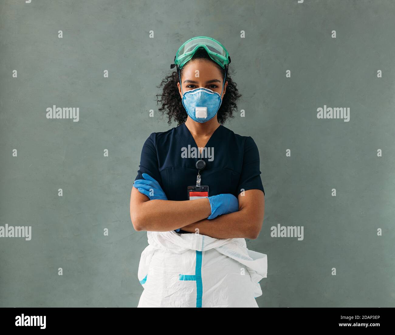 Portrait d'une jeune infirmière au mur. Femme médecin spécialiste debout avec les bras croisés. Banque D'Images