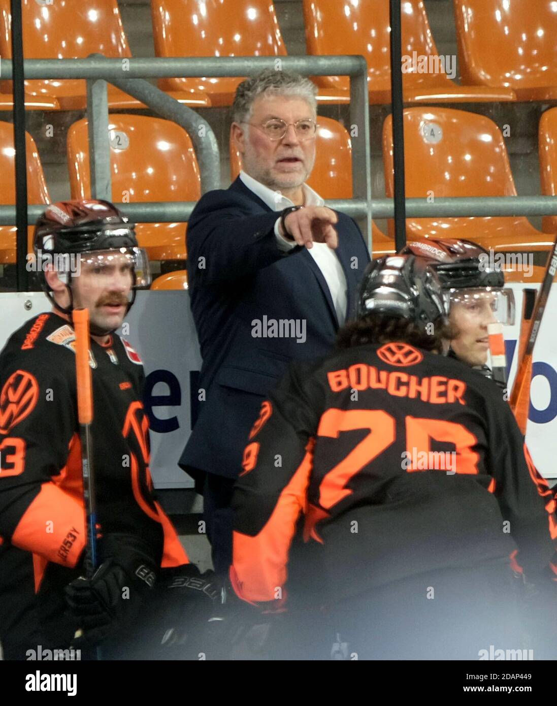 Wolfsburg, Allemagne. 14 novembre 2020. Hockey sur glace: Coupe de sport magenta, Grizzlys Wolfsburg - Düsseldorfer EG, ronde préliminaire, Groupe A, 1ère journée de jeu à l'EIS Arena Wolfsburg. Pat Cortina, entraîneur de Wolfsburg, regarde le match. Credit: Peter Steffen/dpa/Alay Live News Banque D'Images