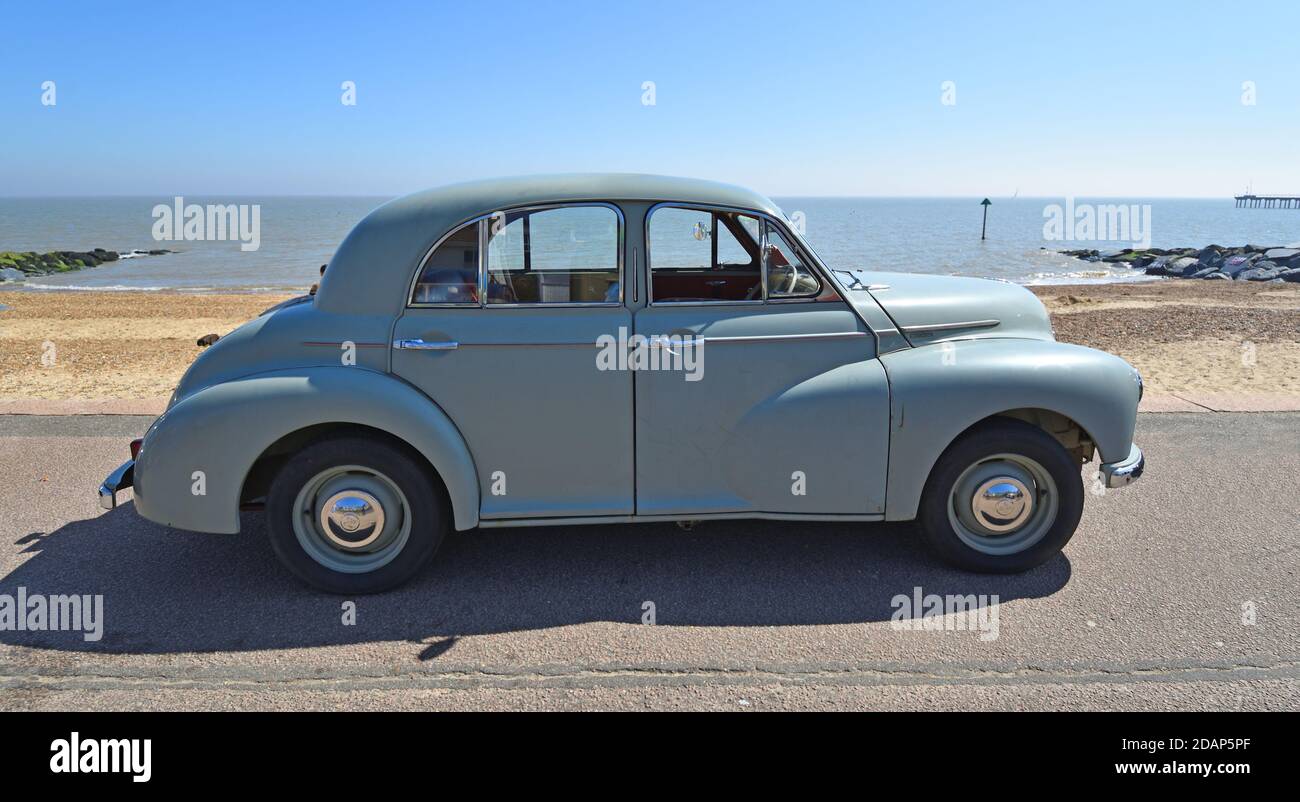 Classic Gray Morris Oxford Motor car stationné sur la promenade en bord de mer. Banque D'Images