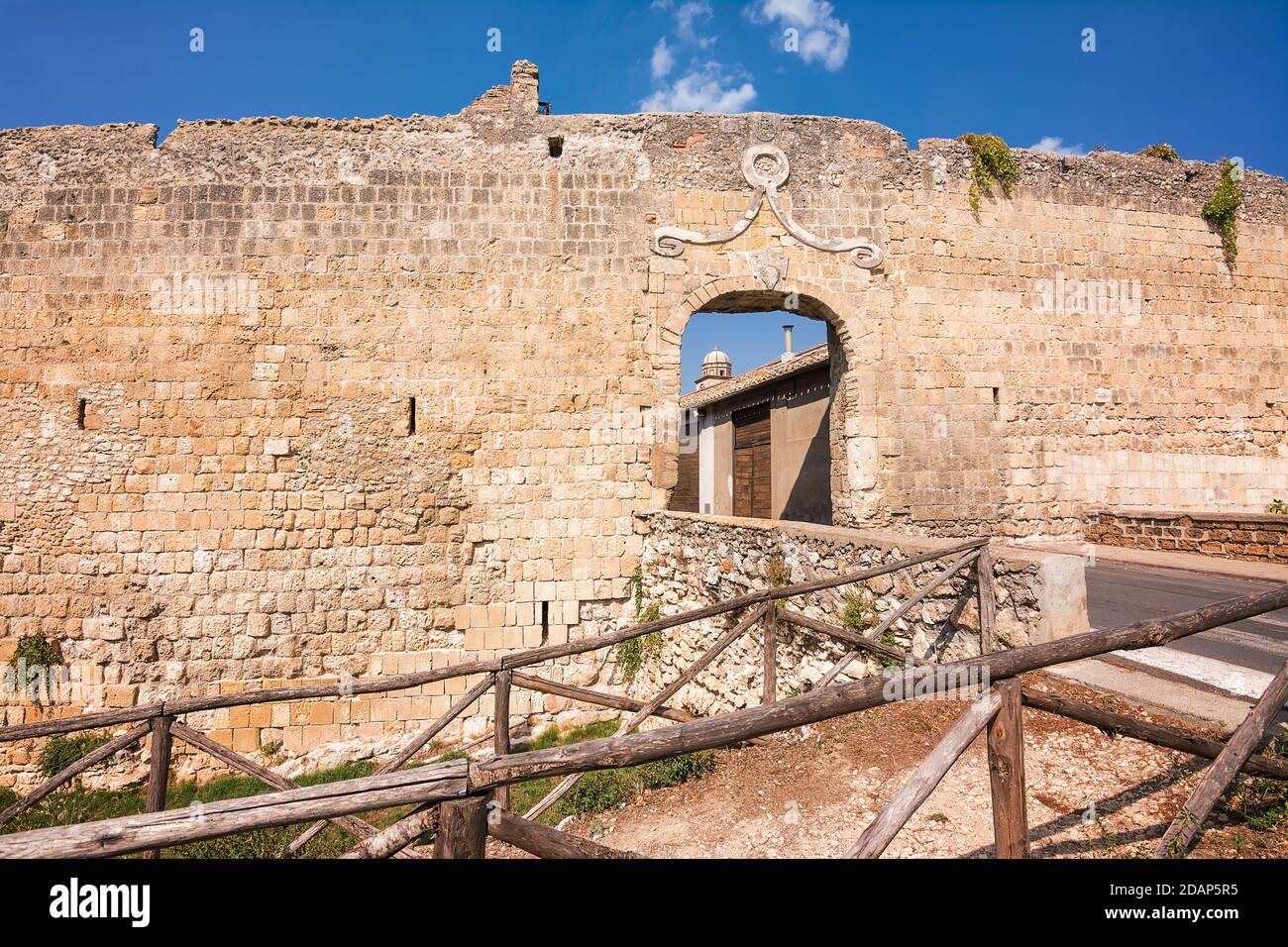 Murs et ancienne porte du centre historique de Tarquinia (Italie) Banque D'Images