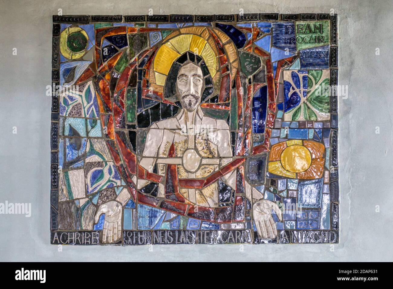 Église de Garrynamaonie, Sud-Uist. Panneau en céramique du Christ par David Harding. Banque D'Images