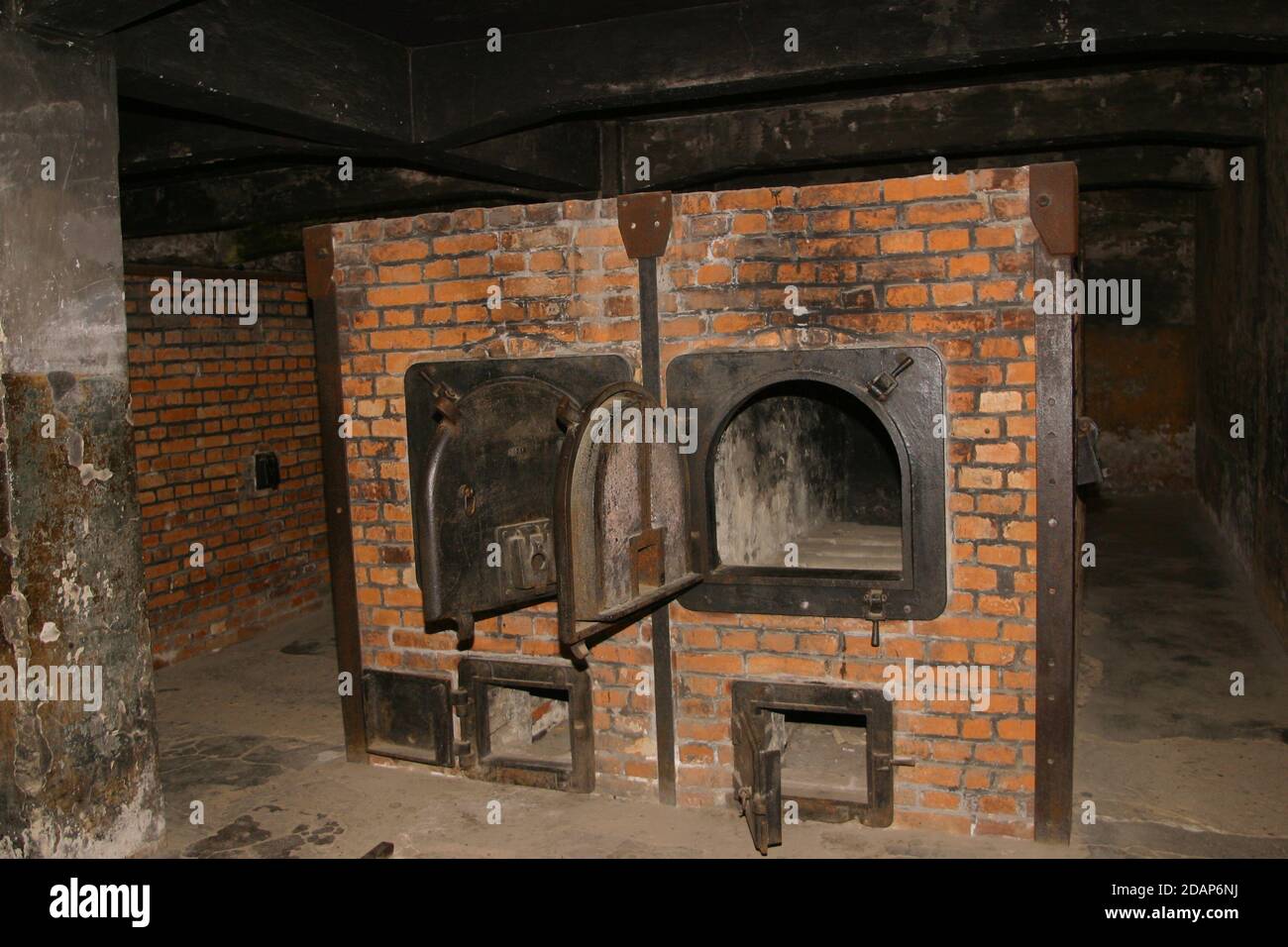 Intérieur de crématorium et fours en briques, camp de concentration et de  destruction d'Auschwitz, Oswiecim, Pologne Photo Stock - Alamy