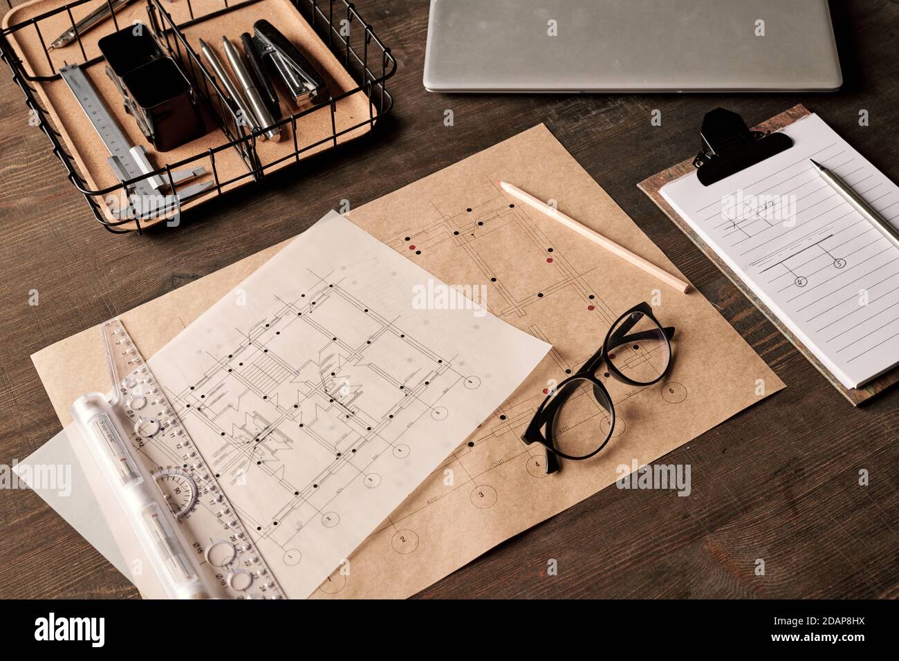 Fournitures de bureau et outils à main dans un panier, un crayon, un stylo  sur le presse-papiers avec des papiers Photo Stock - Alamy