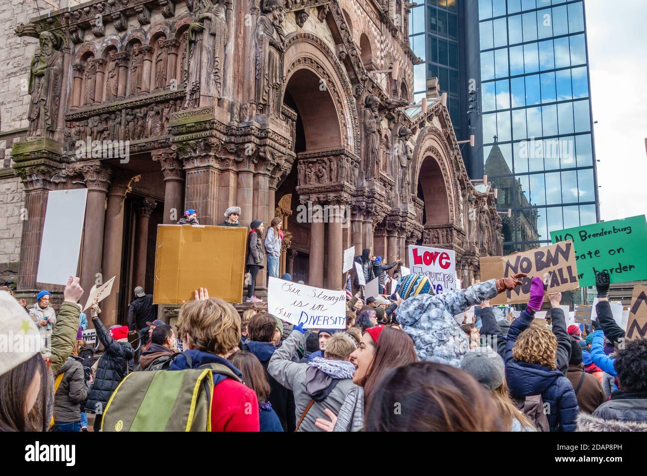 Des manifestants ont des signes à la manifestation sur le changement climatique à Boston, Massachusetts, États-Unis. Banque D'Images