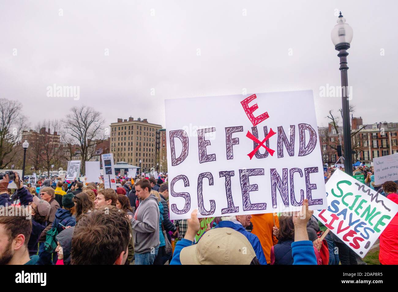 Des manifestants ont des signes à la manifestation sur le changement climatique à Boston, Massachusetts, États-Unis. Banque D'Images