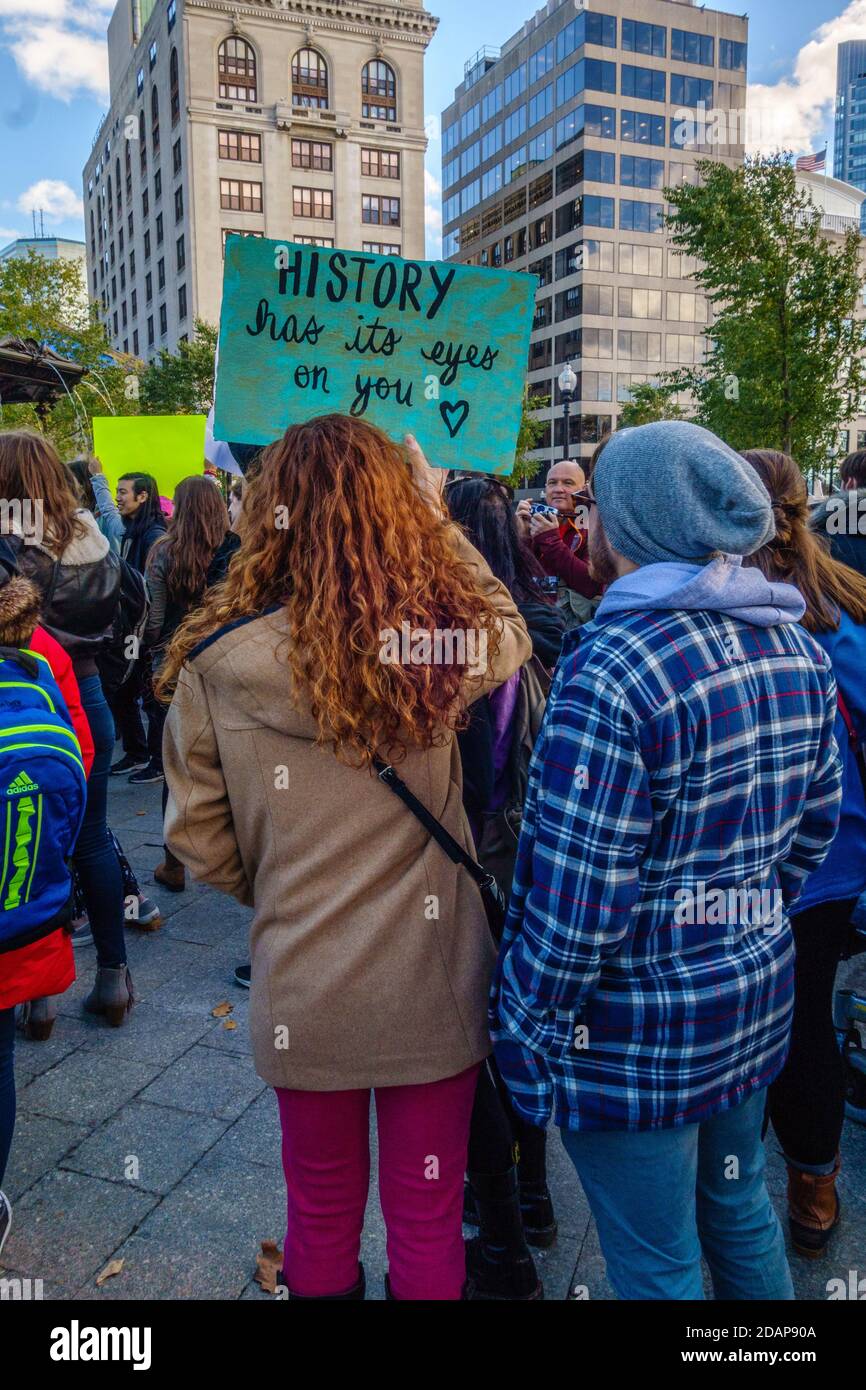 Les manifestants au rassemblement anti-Trump Love Rally à Boston Common à la suite de la L'élection PRÉSIDENTIELLE AMÉRICAINE de Donald Trump est un signe qui l'indique « l'histoire a ses yeux Banque D'Images