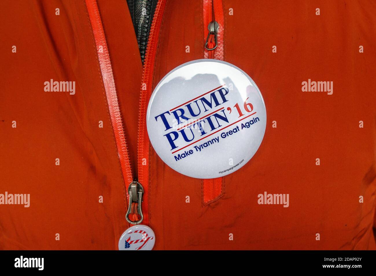 Gros plan sur le bouton de la campagne 2016 de Trump Poutine porté par personne avec veste rouge Banque D'Images