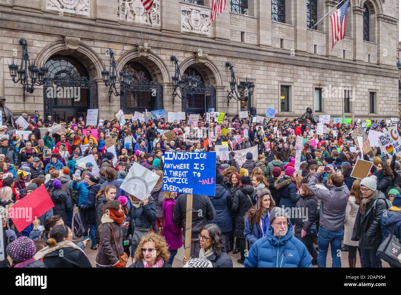 Des manifestants protestent contre l'interdiction anti-musulmane du président Trump lors d'une grande manifestation sur Copley Square à Boston. Banque D'Images