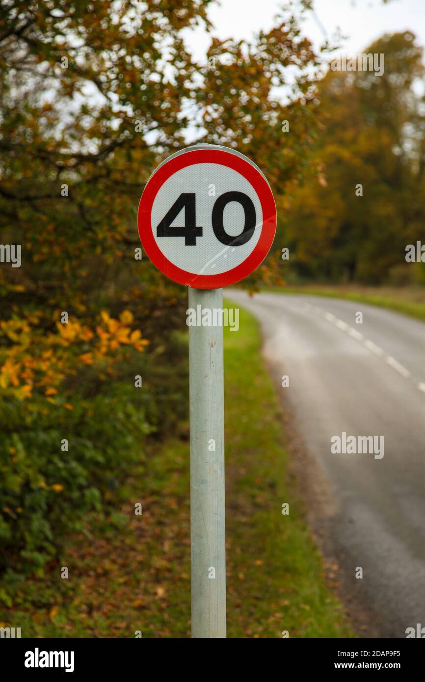 Panneau de signalisation routière à 40 km/h sur la route routière Ranmore Common Road, Surrey, Angleterre, Royaume-Uni, automne, novembre 2020 Banque D'Images