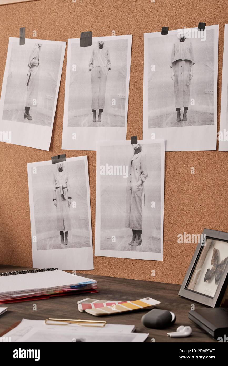 Tableau avec photos de modèles de mode devant la table avec diverses fournitures Banque D'Images