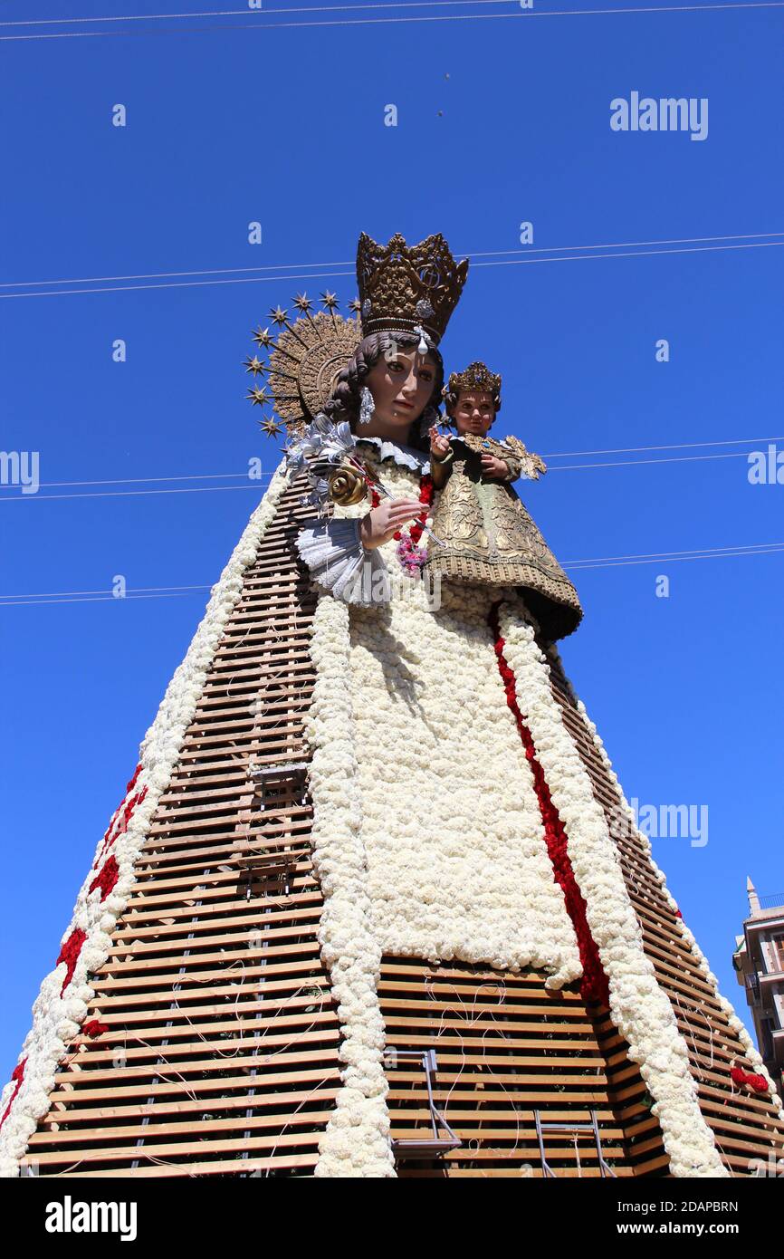 OFFRE FLORALE À LA VIERGE DES CHÔMEURS Banque D'Images