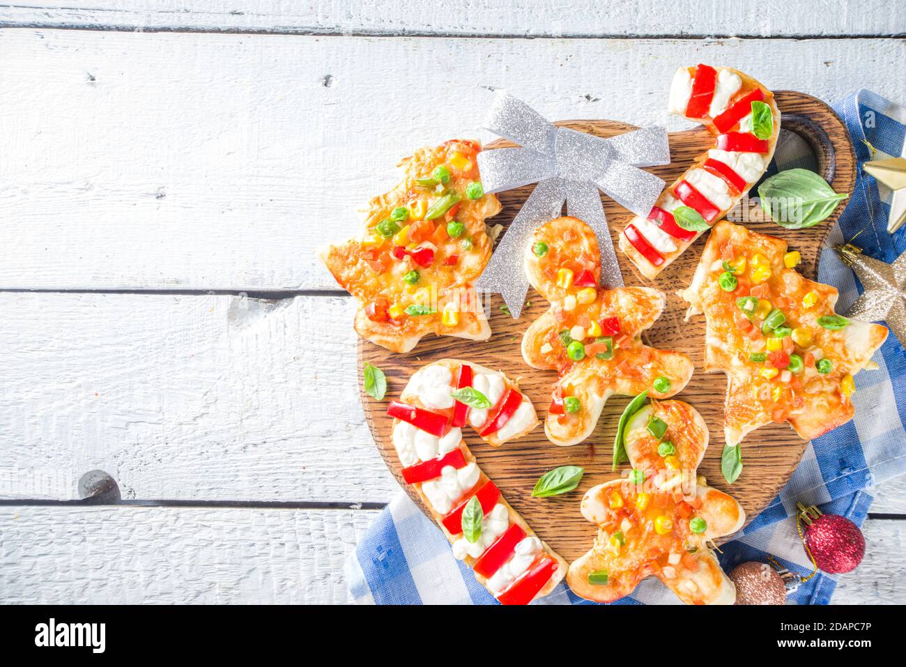 Pizza de Noël pour le dîner d'enfant, faite avec des emporte-pièces, sous forme de symboles traditionnels de Noël - Candy Cane, Gingerbread homme, arbre de Noël, drôle f Banque D'Images