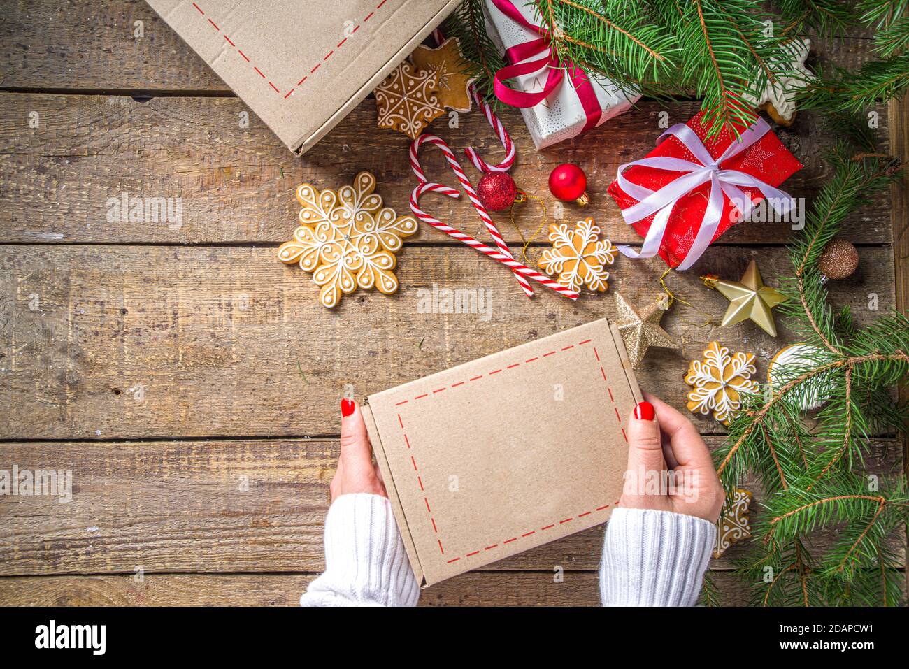 Boîte cadeau de Noël. Échange de cadeaux Noël concept du nouvel an sur la  pandémie Covid-19. Jeu de poteau de Père Noël secret. Cadeaux d'emballage,  cookies dans le colis. W Photo Stock -