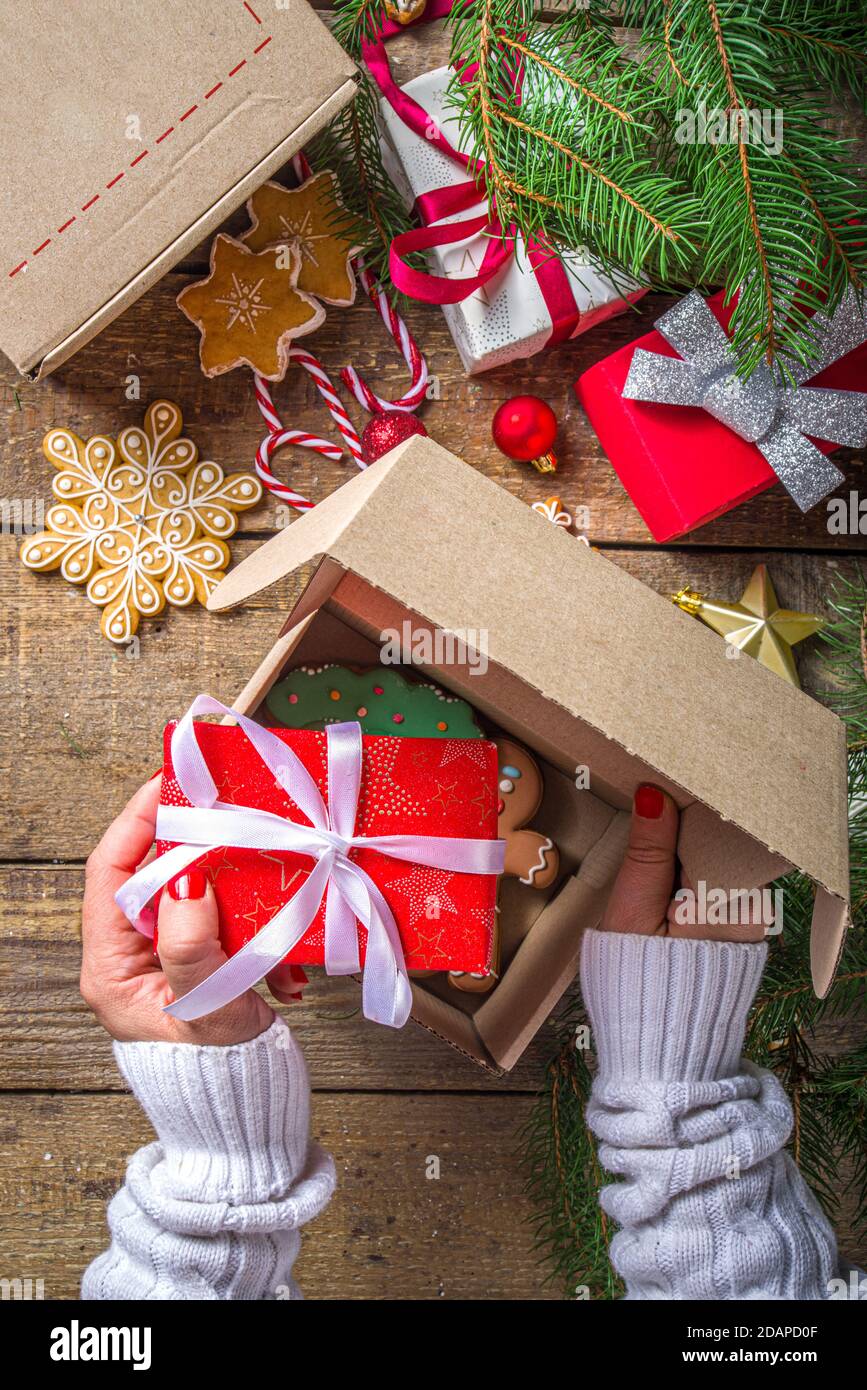 Boîte cadeau de Noël. Échange de cadeaux Noël concept du nouvel an sur la  pandémie Covid-19. Jeu de poteau de Père Noël secret. Cadeaux d'emballage,  cookies dans le colis. W Photo Stock -