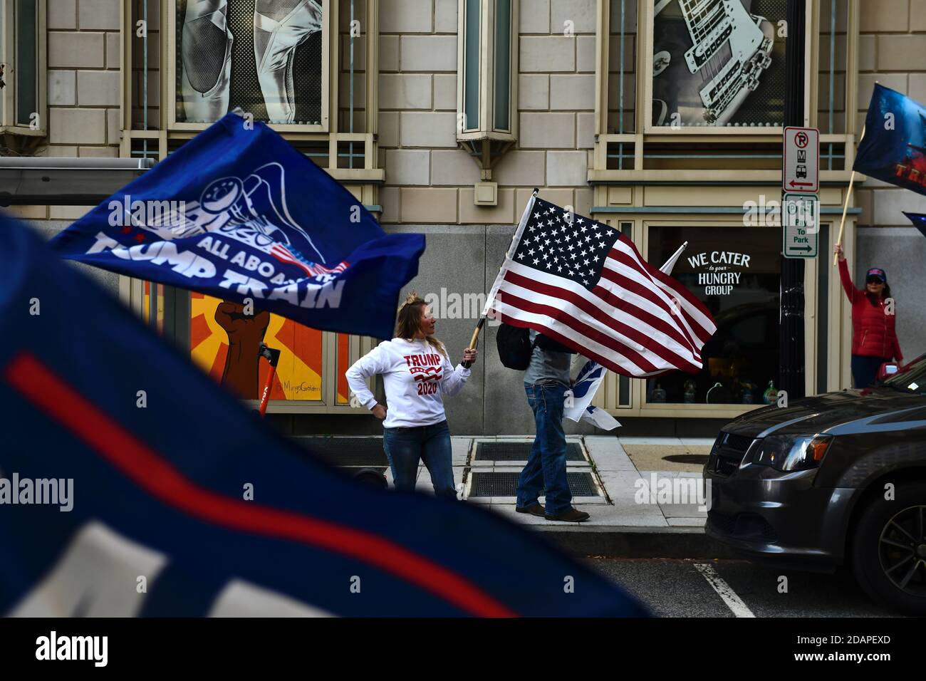 Washington, États-Unis d'Amérique. 14 novembre 2020. Les gens se rendent à Freedom Plaza pour le rassemblement pro-Trump MAGA sur Pennsylvania Avenue, dans le Nord-Ouest, à Washington, DC le samedi 14 novembre 2020.Credit: Rod Lamkey/CNP | usage dans le monde crédit: dpa/Alay Live News Banque D'Images