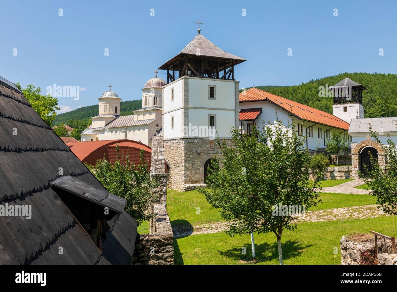 Vue sur le monastère médiéval de Mileseva. Situé près de Prijepolje, Serbie. Banque D'Images