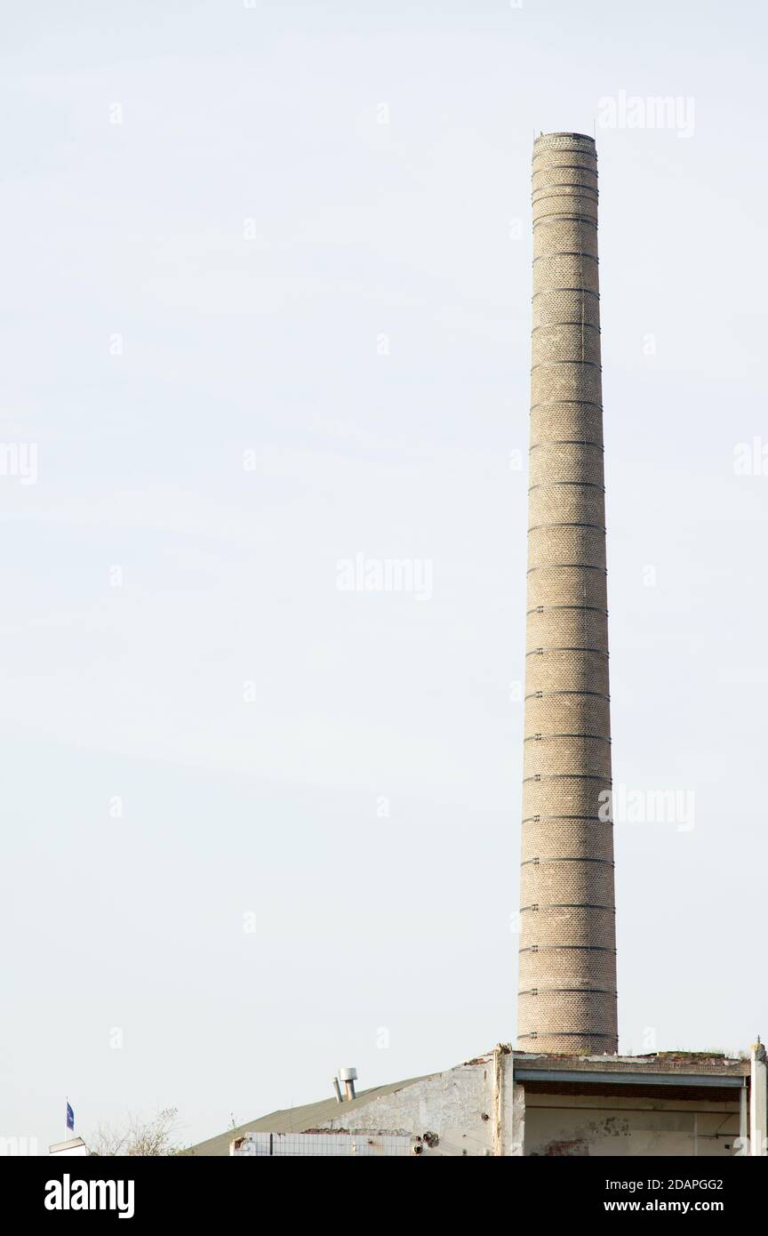 Vieille cheminée d'usine en ruine dans le centre d'Arnhem, pays-Bas Banque D'Images