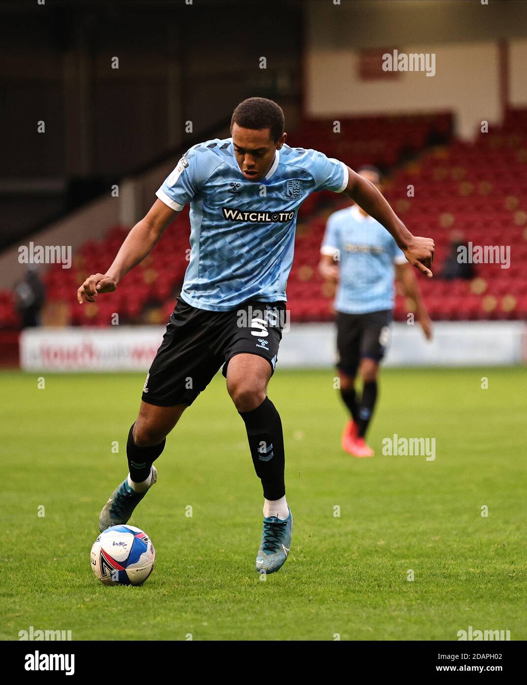 WALSALL, ANGLETERRE. 14 NOVEMBRE.Shaun Hobson de Southend s'est Uni en action pendant le match de la Ligue 2 de pari de Sky entre Walsall et Southend Unis au stade de Banks, Walsall, samedi 14 novembre 2020. (Crédit : James HolyOak | MI News) crédit : MI News & Sport /Alay Live News Banque D'Images