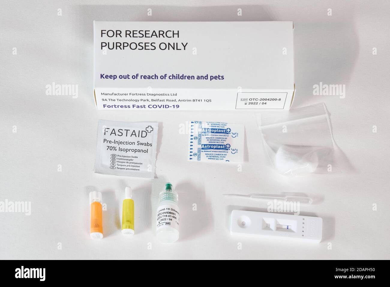 Boîte et contenu d'un kit de test sanguin d'anticorps Fortress-Fast COVID-19 à domicile comprenant des lancettes, un écouvillon, un kit de test, une pipette de solution tampon Banque D'Images