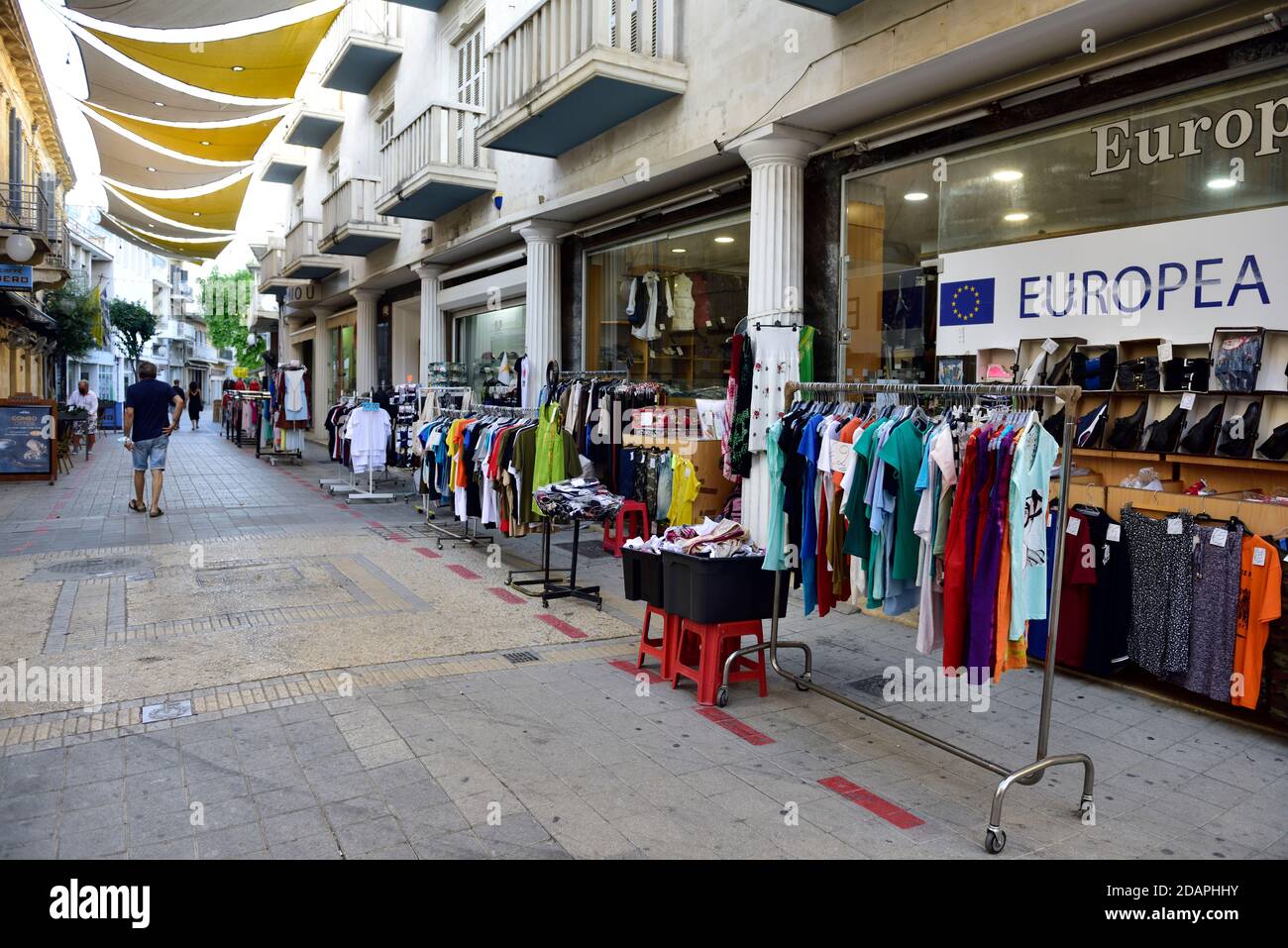Rue piétonne avec boutiques de vêtements, rue ombragée par la couverture, vieille ville de Nicosie, Chypre Banque D'Images
