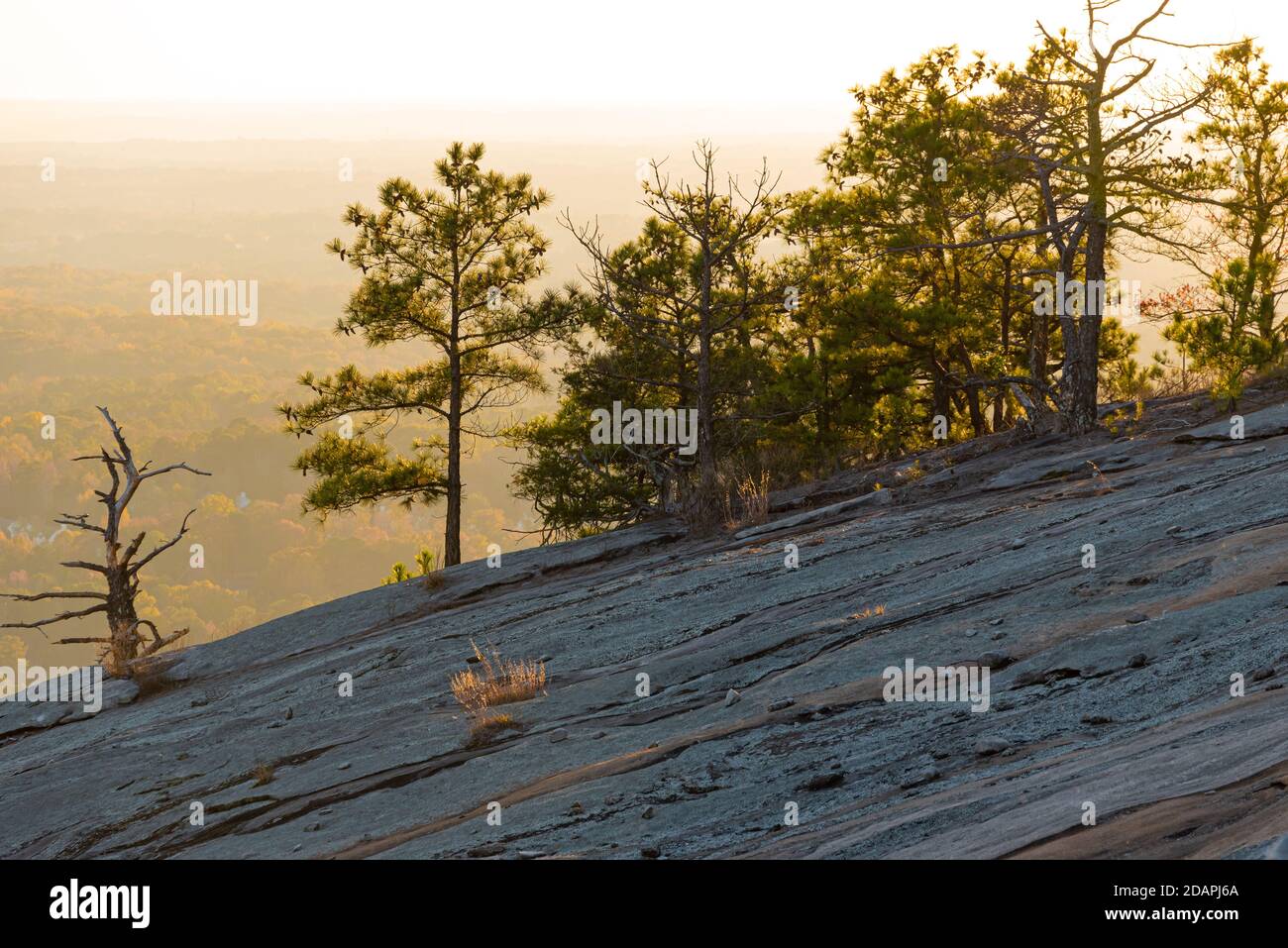 Vue sur le coucher du soleil en automne depuis le sommet de Stone Mountain, juste à l'est d'Atlanta, en Géorgie. (ÉTATS-UNIS) Banque D'Images