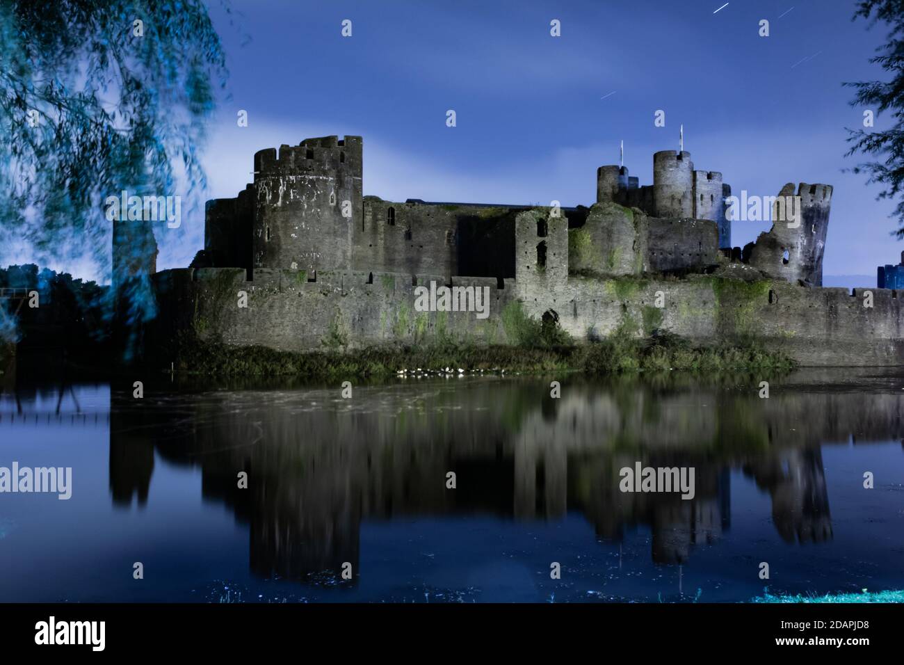 Exposition de 5 minutes du château de Caerphilly prise la nuit qui inclut des pistes étoiles Banque D'Images