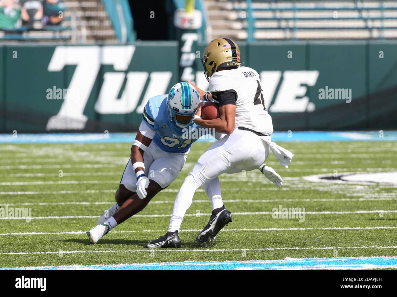 La Nouvelle-Orléans, LOUISIANE, États-Unis. 14 novembre 2020. Le quarterback de l'armée Christian Anderson (4) tente de passer devant Larry Brooks de Tulane (31) pendant le match de football de la NCAA entre la vague verte de Tulane et les chevaliers noirs de l'armée au stade Yulman à la Nouvelle-Orléans, EN LOUISIANE. Jonathan Mailhes/CSM/Alamy Live News Banque D'Images
