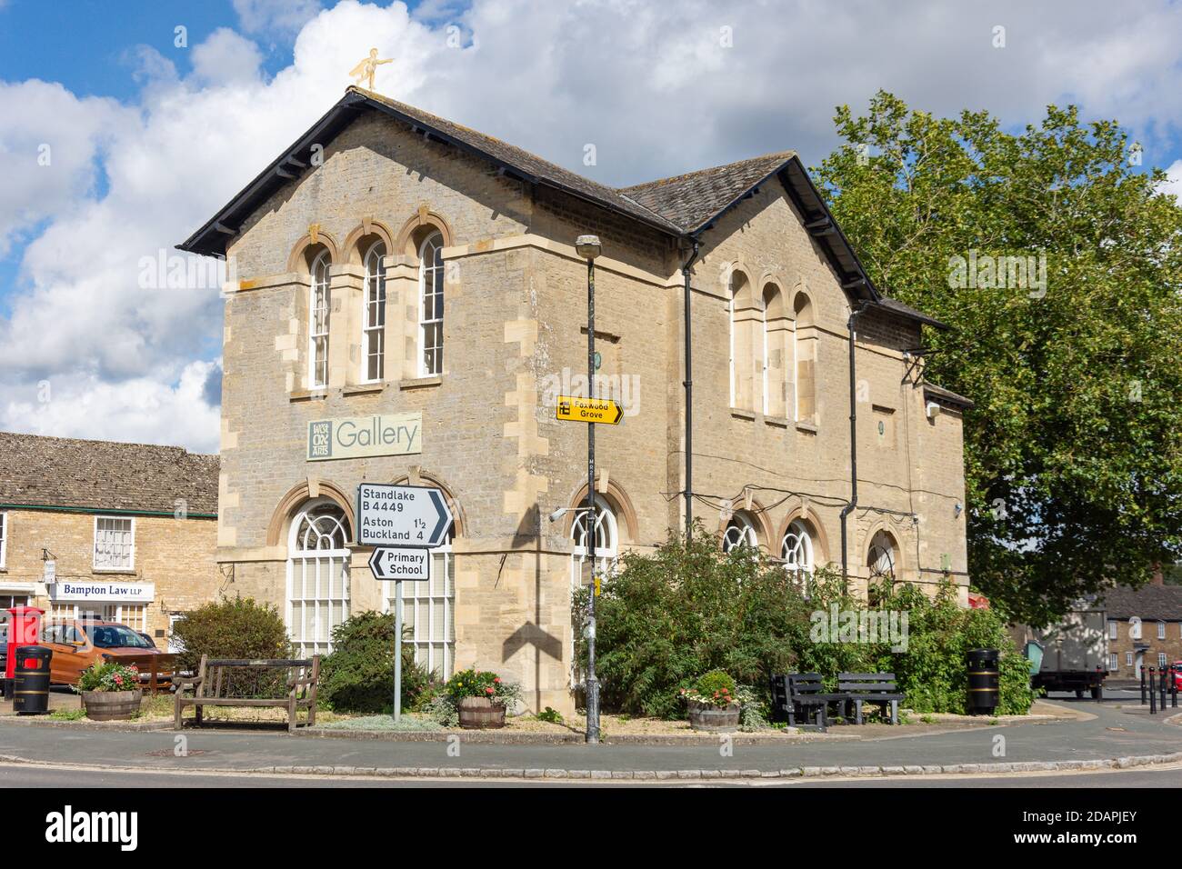 West Ox Arts Gallery, Market Square, Bampton, Oxfordshire, Angleterre, Royaume-Uni Banque D'Images