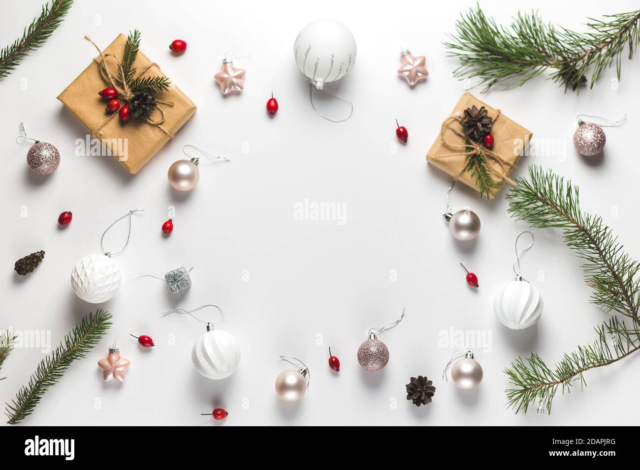 Composition de Noël. Cadre fait de cadeaux de noël, branches de pin, jouets sur fond blanc. Flat lay, vue de dessus, espace de copie. Banque D'Images