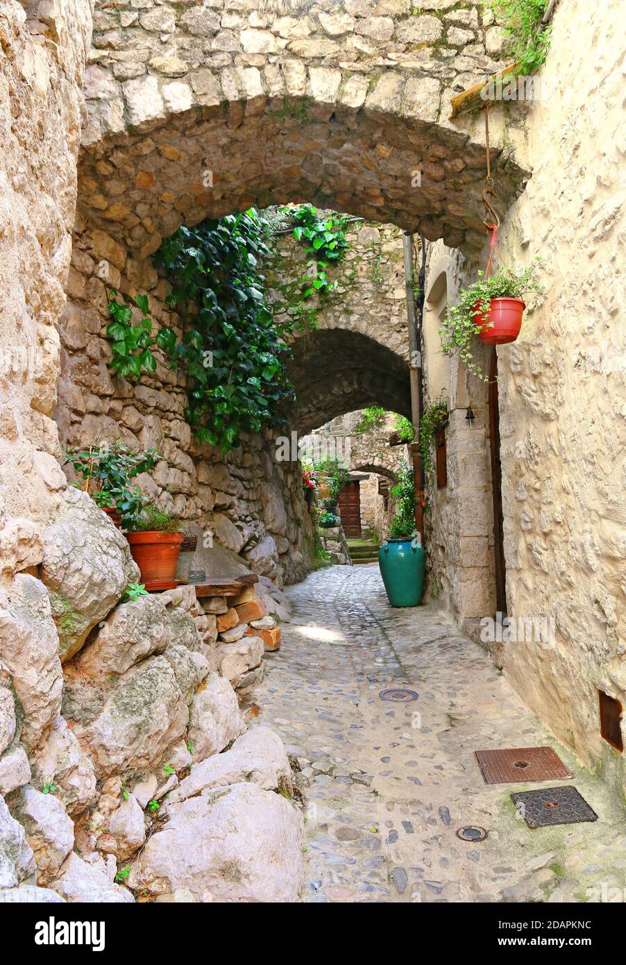 Allée pittoresque dans le village de Peillon sur la Côte d'azur. Banque D'Images