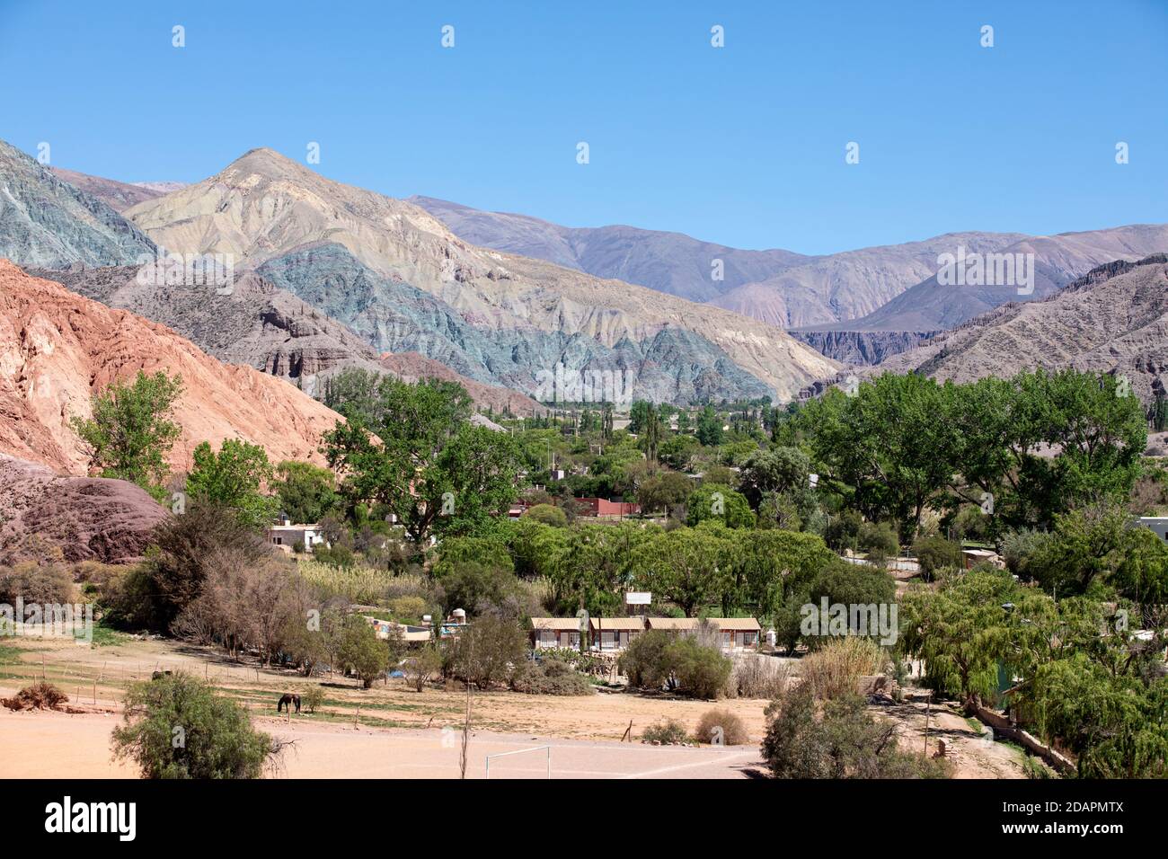 Le village de Purmamarca, à la base de Seven Colours Hill, province de Jujuy dans le nord-ouest de l'Argentine. Banque D'Images