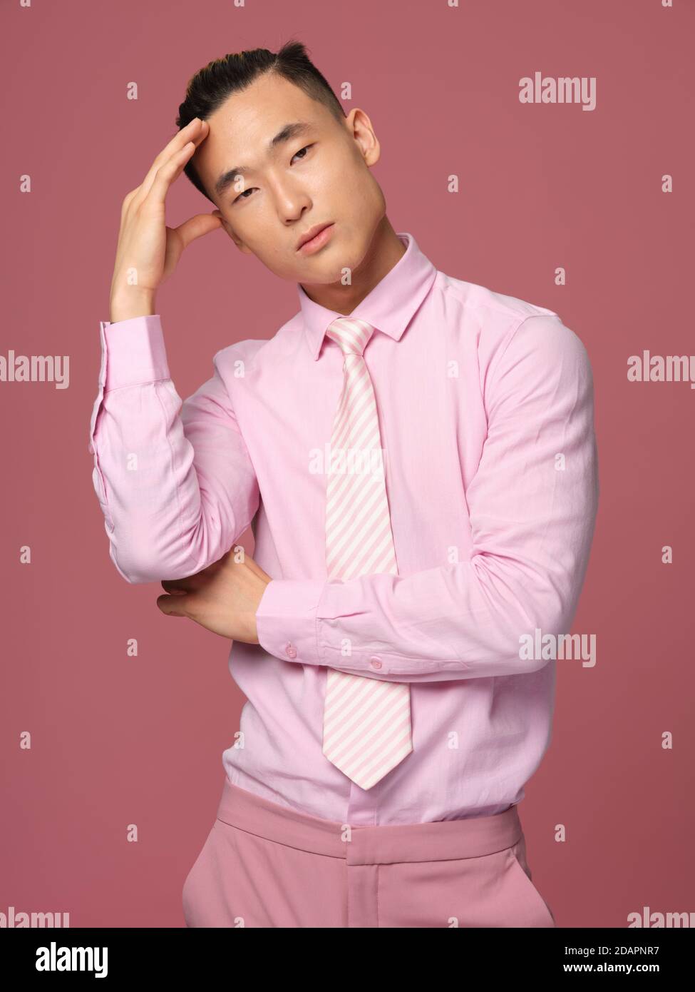 Homme d'aspect asiatique rose chemise cravate main sur la tête vue rognée  Photo Stock - Alamy