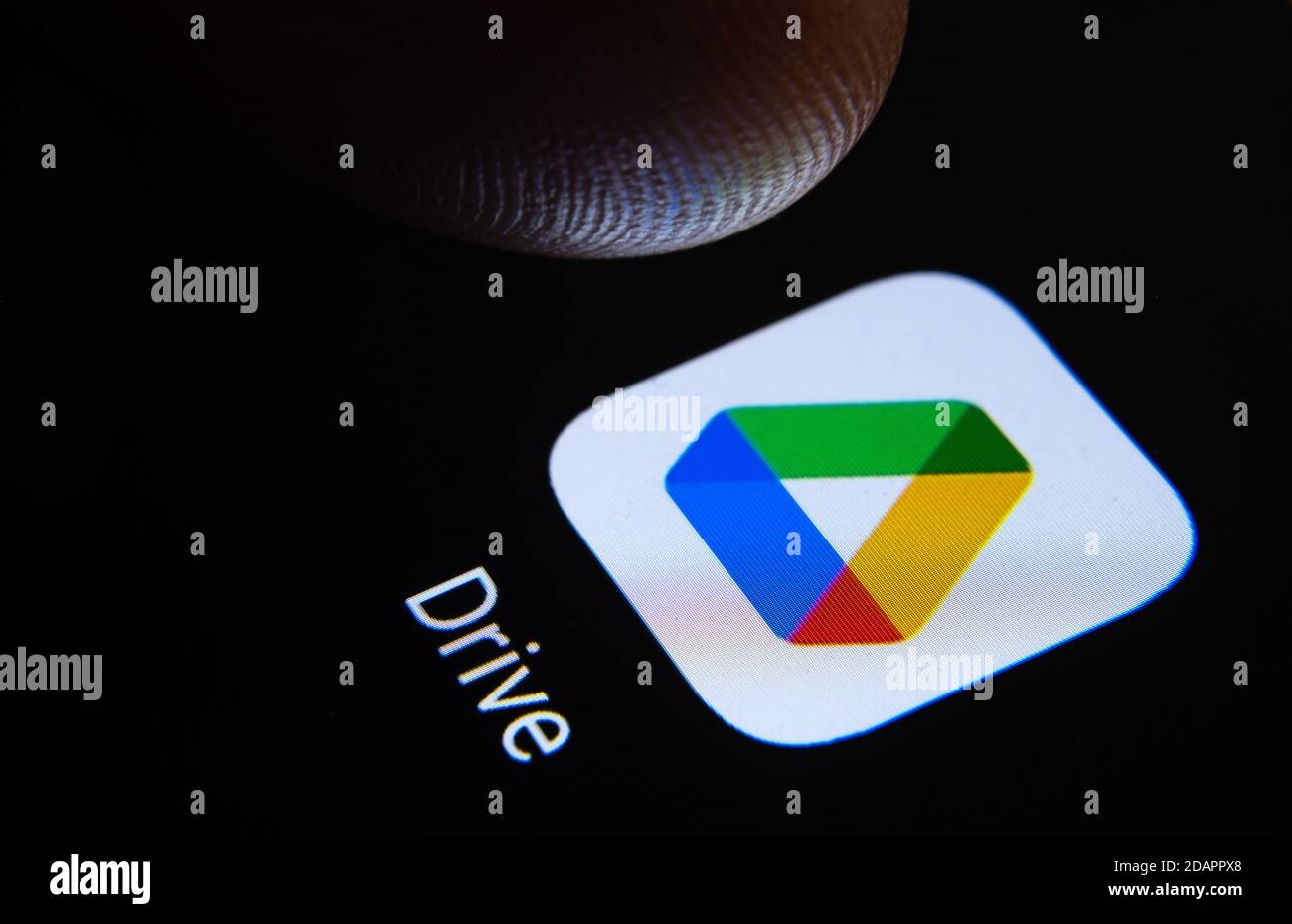 Stafford / Royaume-Uni - novembre 12 2020: Application Google Drive et bout de doigt flou au-dessus de lui prêt à appuyer sur la sreen du smartphone. L'application Banque D'Images