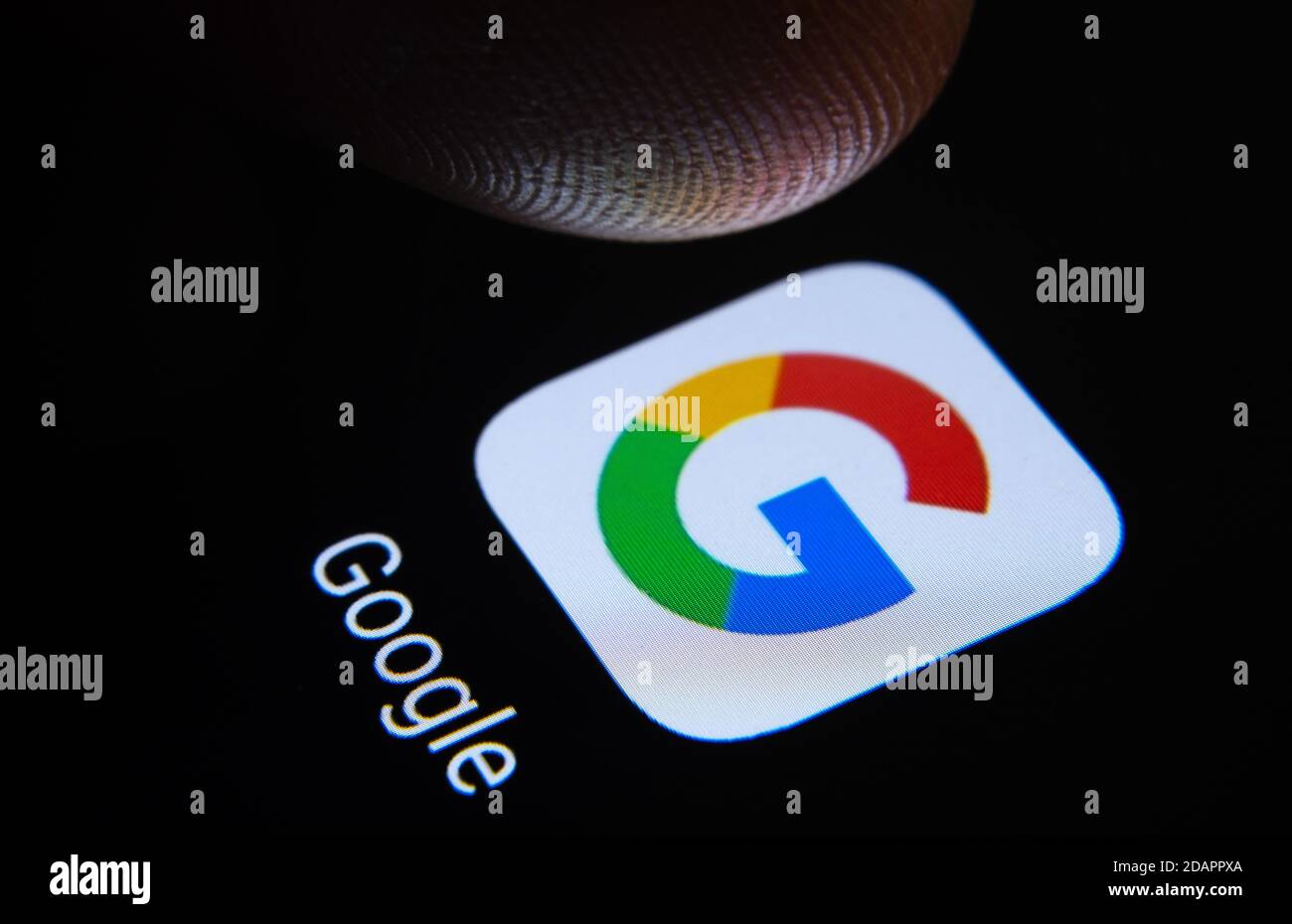 Stafford / Royaume-Uni - novembre 12 2020: L'application de recherche Google et le bout de doigt flou au-dessus de lui prêt à appuyer sur la sreen de smartphone. L'application Banque D'Images