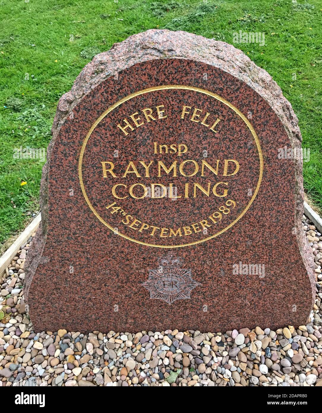 Voici est tombé Raymond Codling, officier de la police du Grand Manchester, assassiné à Birch Services sur l'autoroute M62 près de Heywood, Grand Manchester, en 1989 Banque D'Images