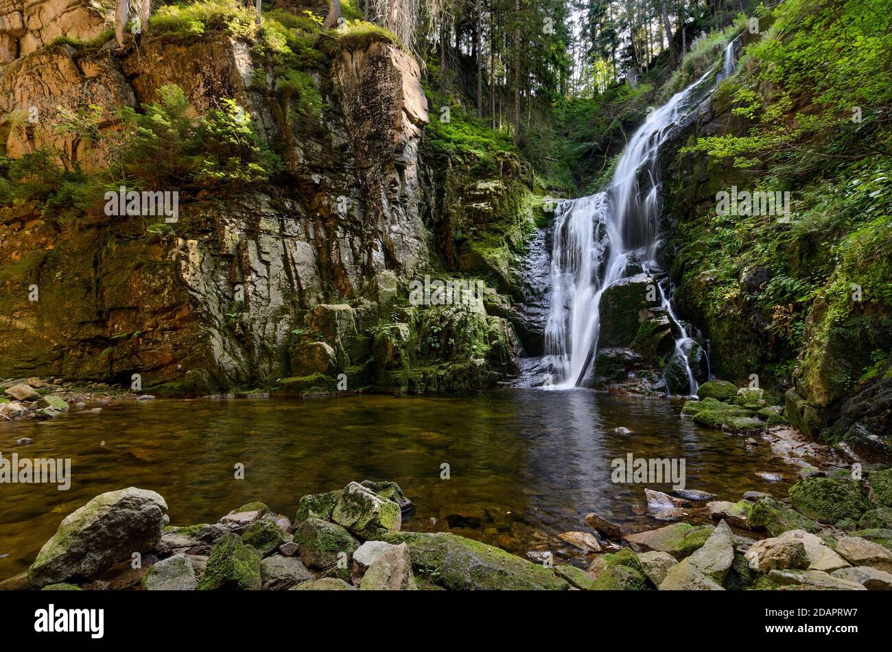 Cascade de Kamienczyk, montagnes Giants (Karkonosze). Pologne, province de Basse-Silésie. Banque D'Images