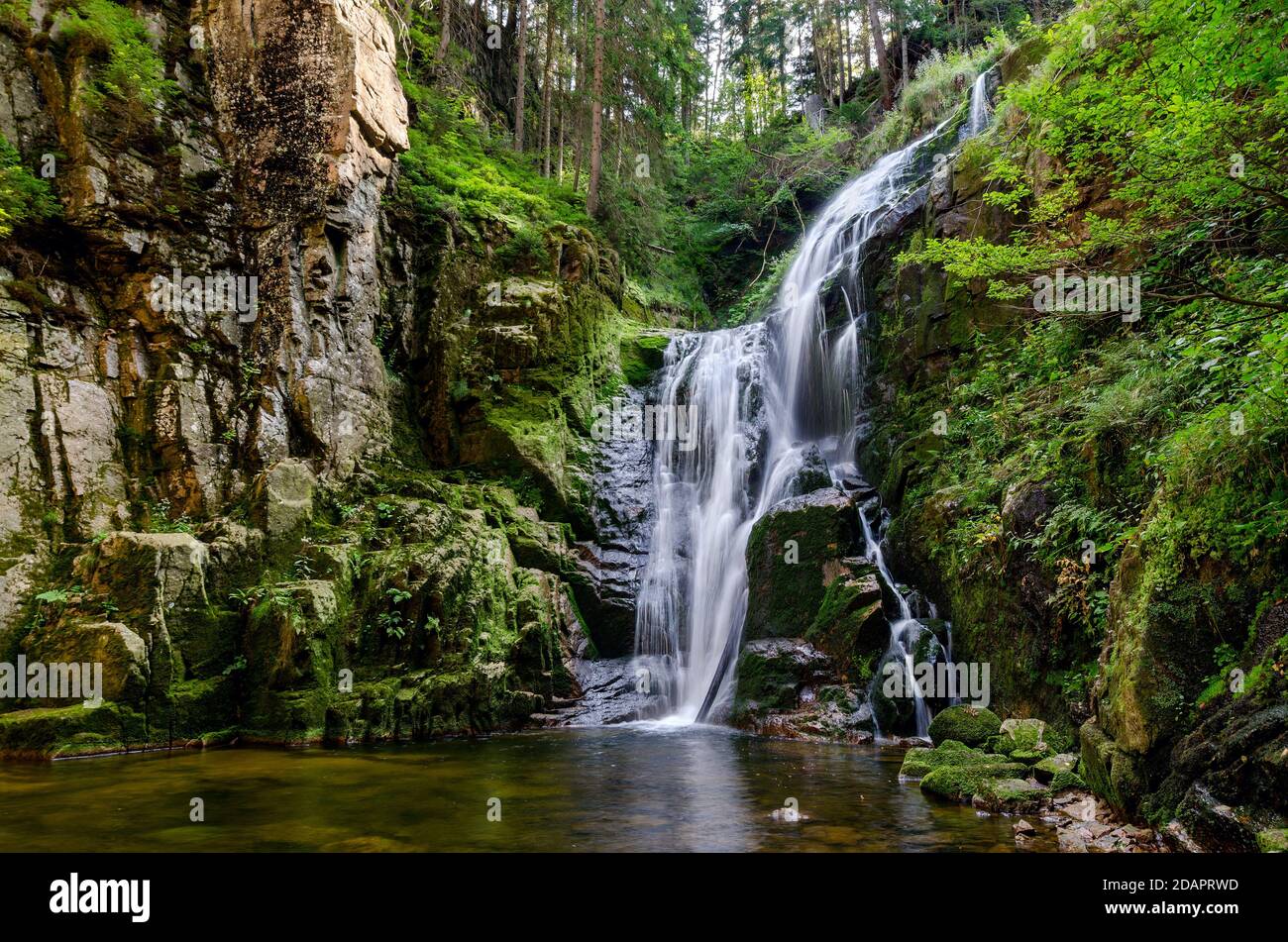 Cascade de Kamienczyk, montagnes Giants (Karkonosze). Pologne, province de Basse-Silésie. Banque D'Images