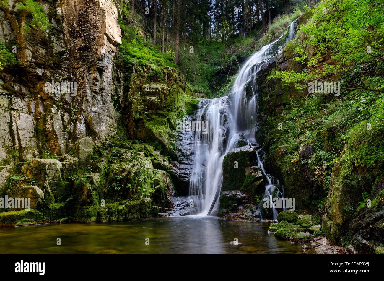 Cascade de Kamienczyk, montagnes Giants (Karkonosze). Pologne, province de Basse-Silésie. Banque D'Images