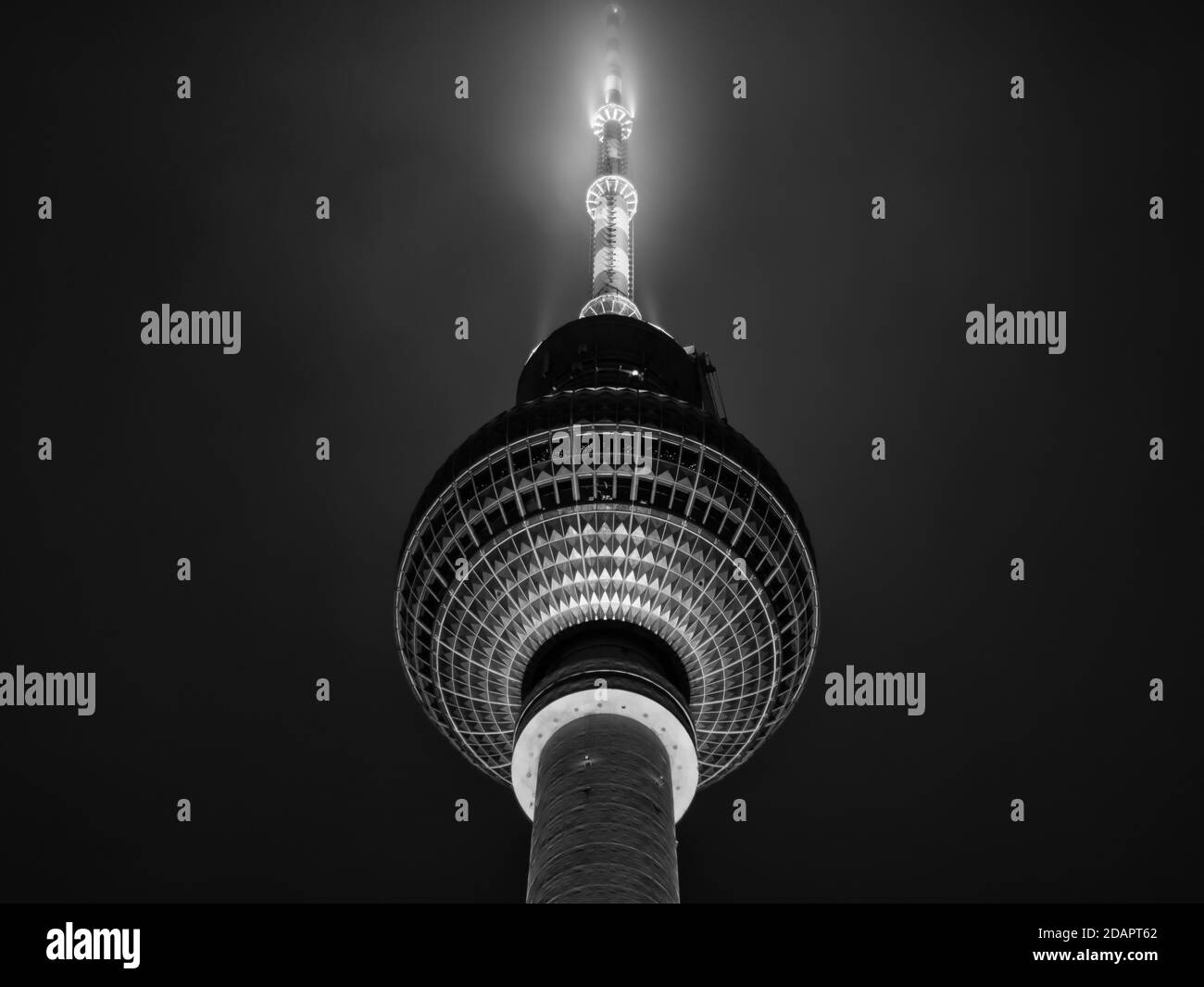 La tour de télévision de Berlin sur Alexanderplatz en noir et blanc Banque D'Images