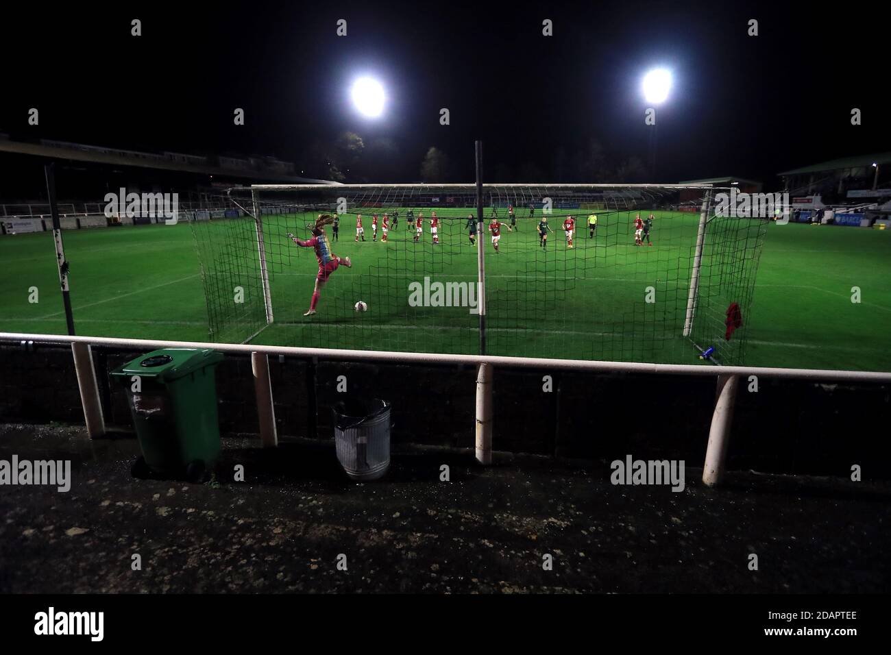 Vue générale de l'action sur le terrain alors que la gardienne de la ville de Bristol Sophie Baggaley tente de garder le ballon hors de son filet pendant le match de Super League des femmes FA à Twerton Park, Bath. Banque D'Images