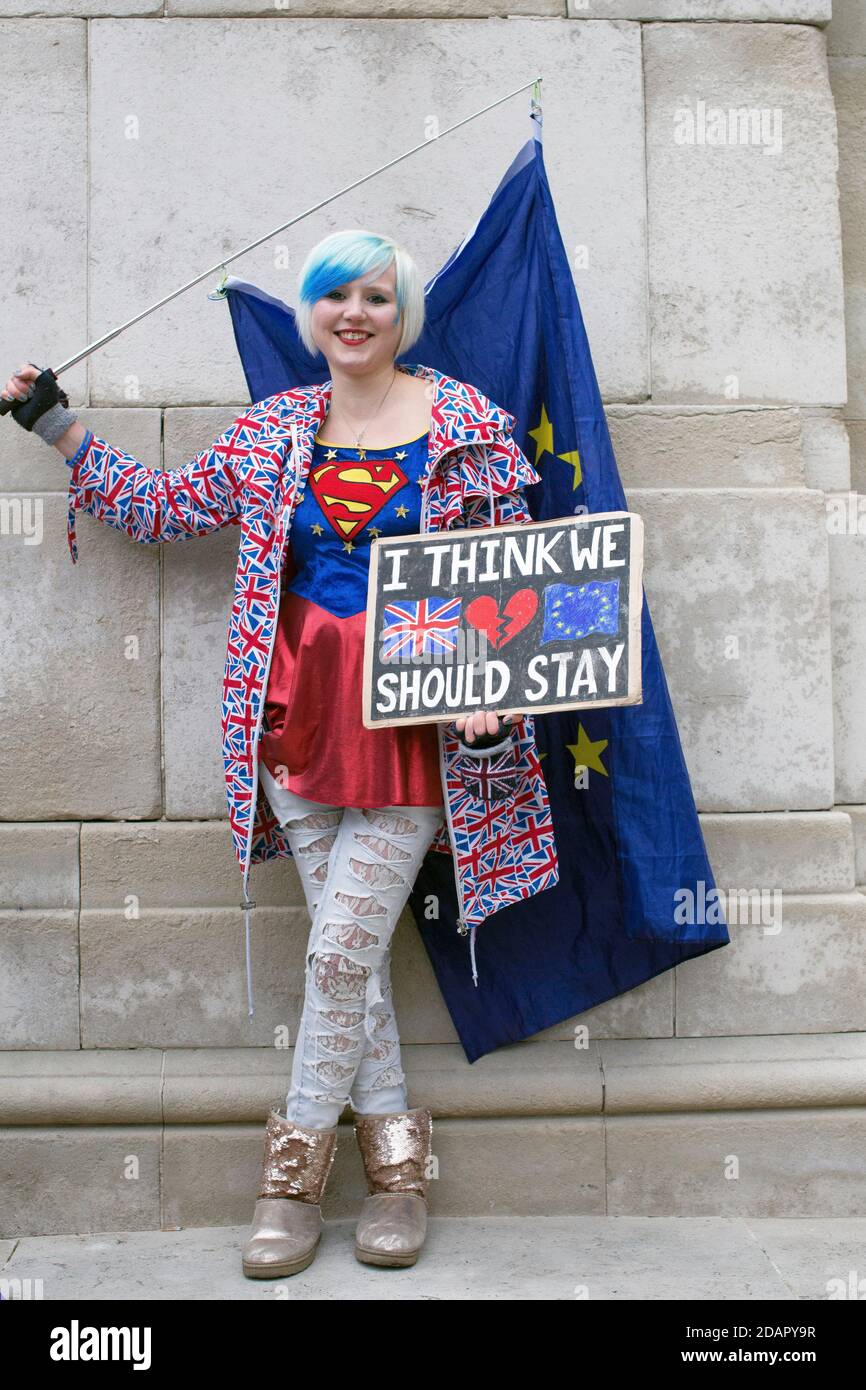 GRANDE-BRETAGNE / Angleterre / Londres / le 29 janvier 2019 à Londres, une jeune femme anti-brexit protestant devant les chambres du Parlement Banque D'Images