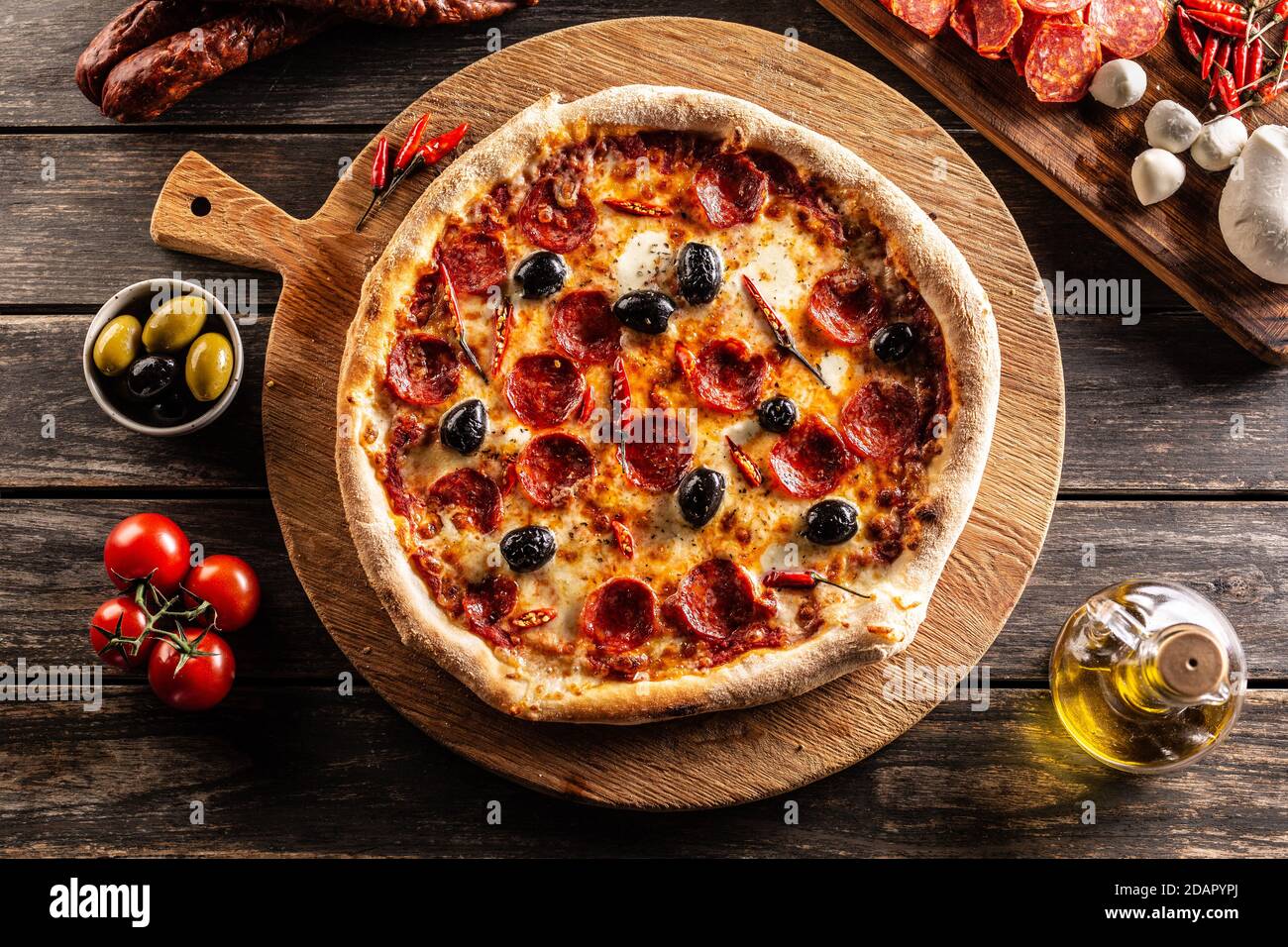 Pizza diavola repas italien traditionnel avec piment épicé de salami peperoni et olives Banque D'Images