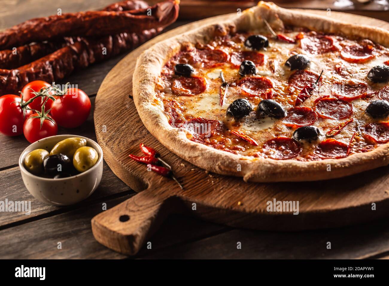Pizza diavola repas italien traditionnel avec piment épicé de salami peperoni et olives Banque D'Images
